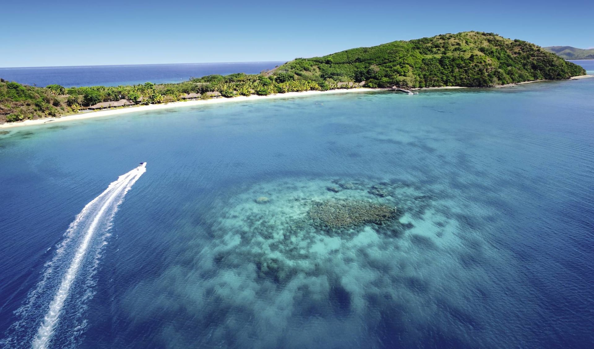 Kokomo Island Resort in Kadavu:  Kokomo Island Resort - Blick aus der Luft auf die Insel, den Strand, das Resort und das Riff