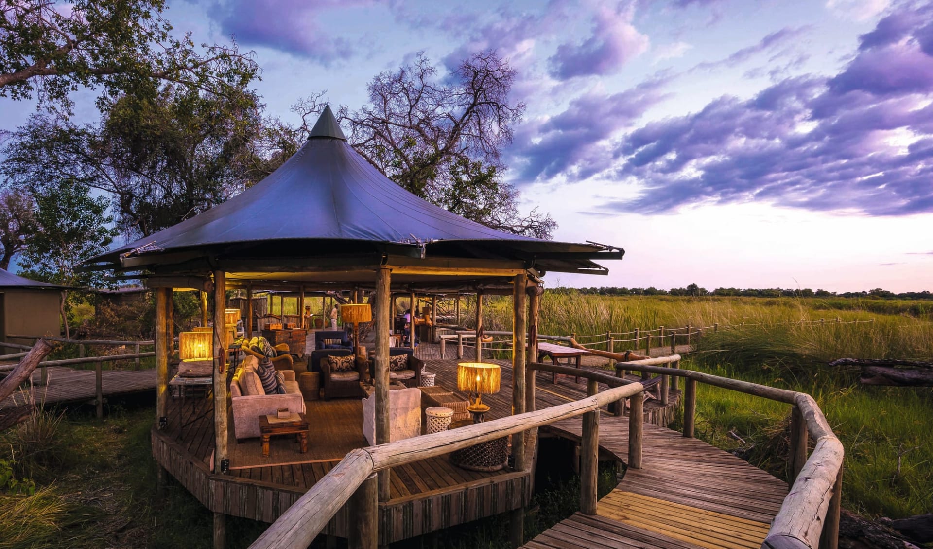 Little Vumbura in Okavango Delta: Little Vumbura - Blick vom Steg zum Chillout Area mit Ausblick