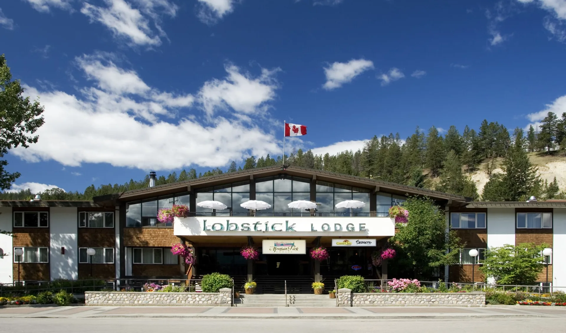 Lobstick Lodge in Jasper:  Lobstick Lodge_Summer