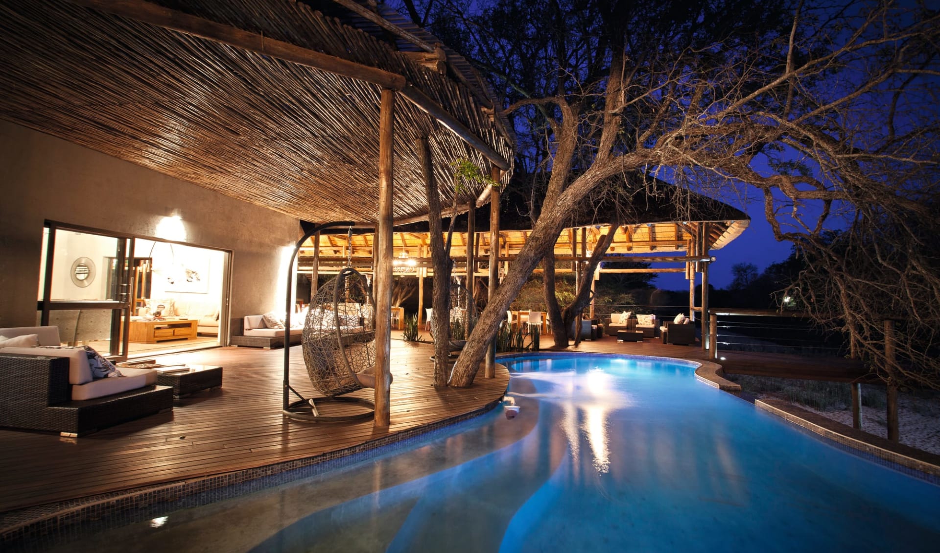 Moditlo River Lodge in Hoedspruit: Moditlo River Lodge - Sicht auf Pool und Aussenbereich