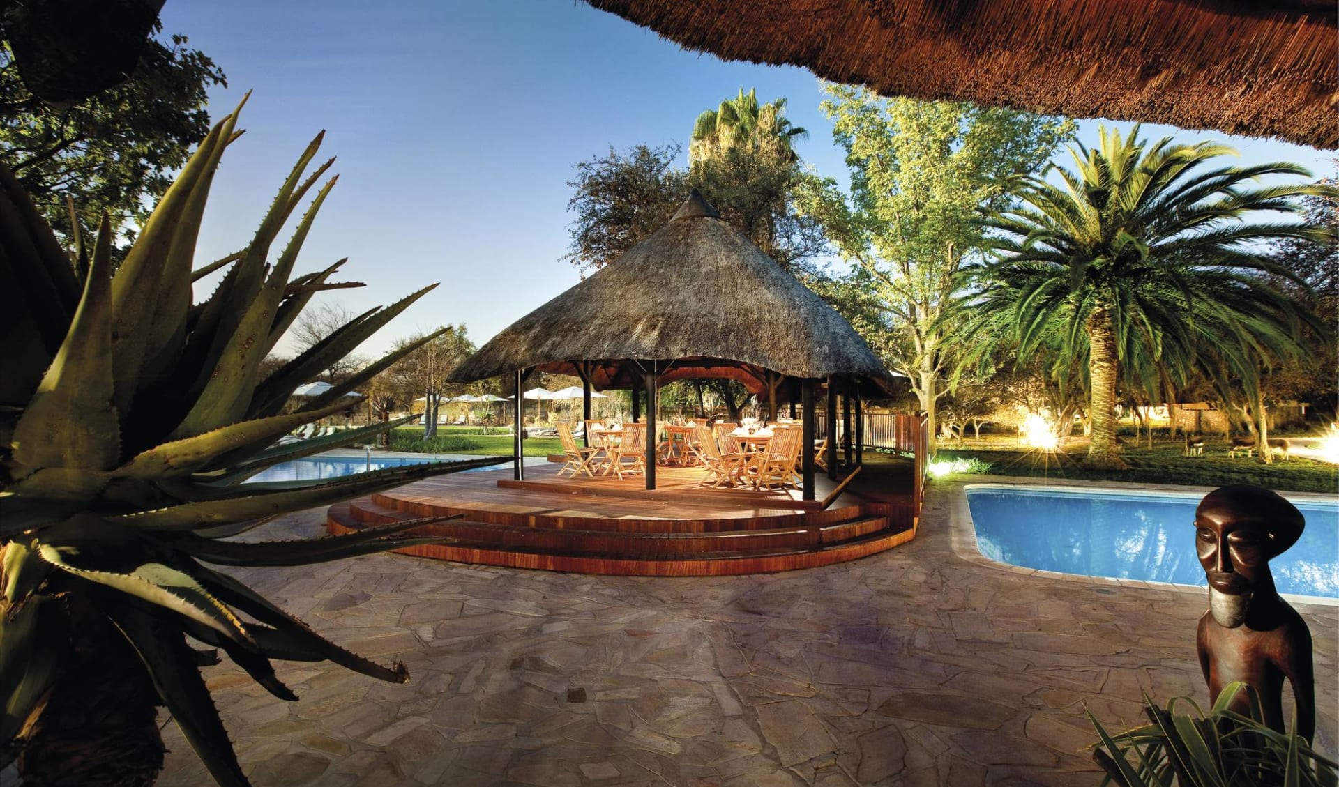 Mokuti Etosha Lodge in Etosha Nationalpark:  Mokuti Etosha Lodge - Garten mit Pool