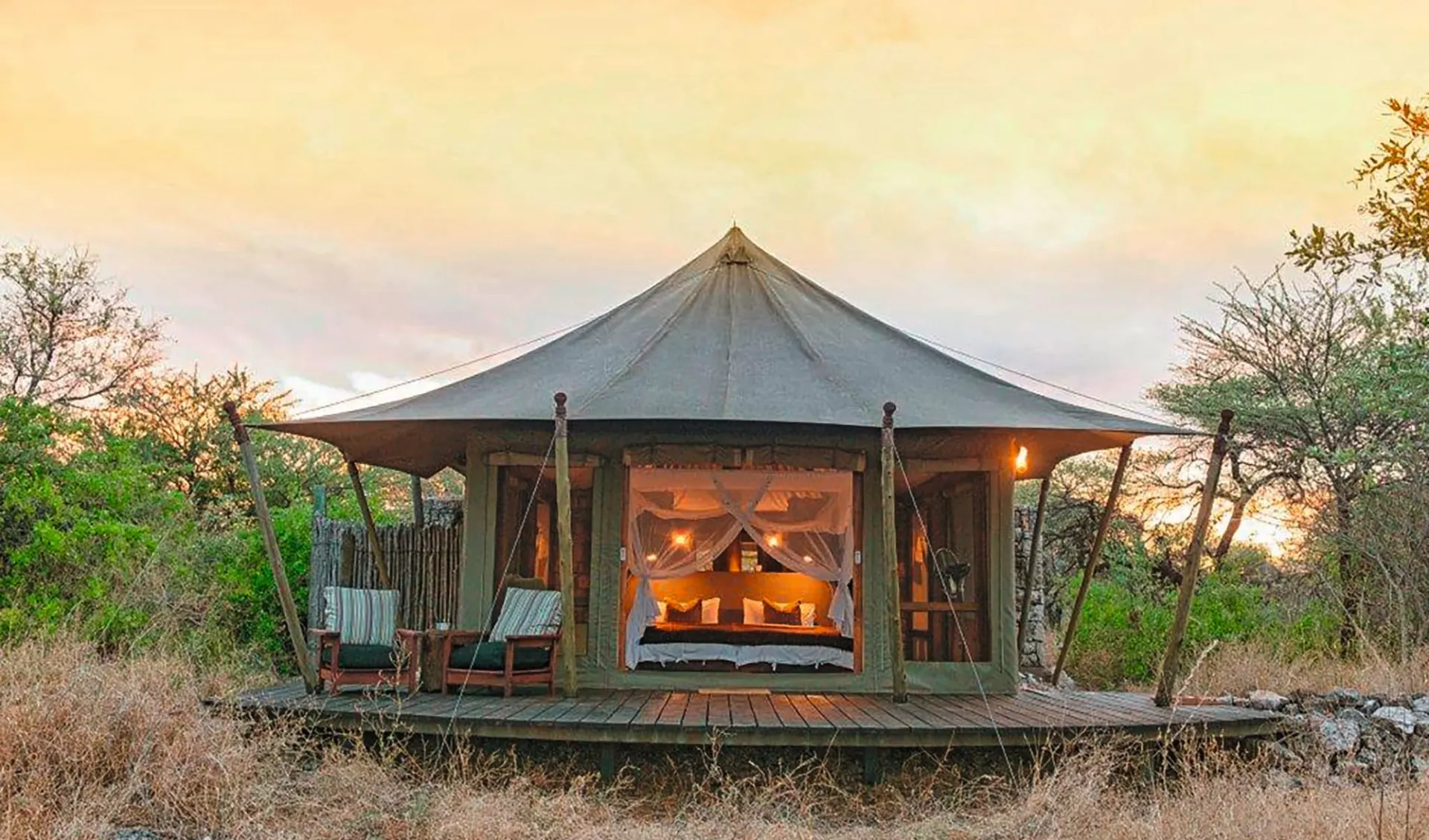 Onguma Tented Camp in Etosha Nationalpark:  Mokuti Etosha Lodge Onguma Tented Camp - Blick auf Zelt