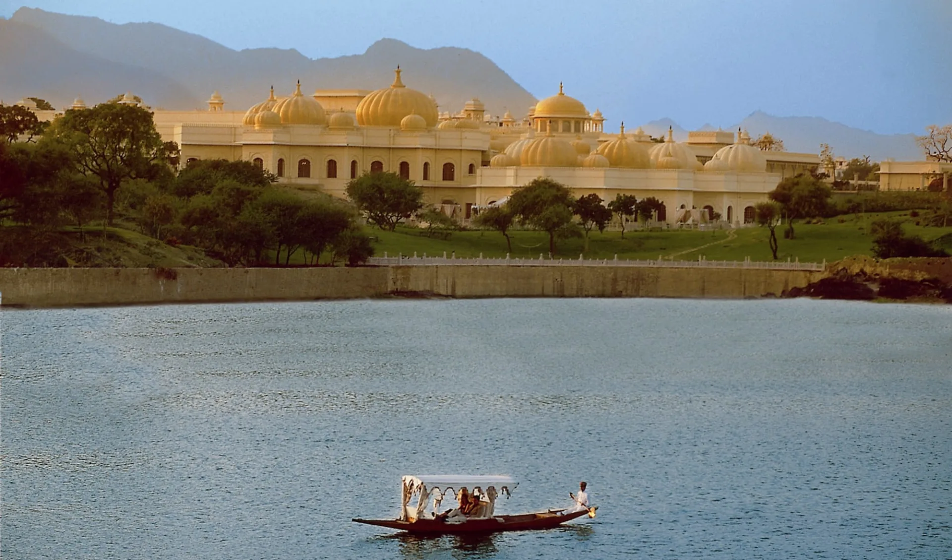 The Oberoi Udaivilas in Udaipur: Oberoi Udaivilas with lake