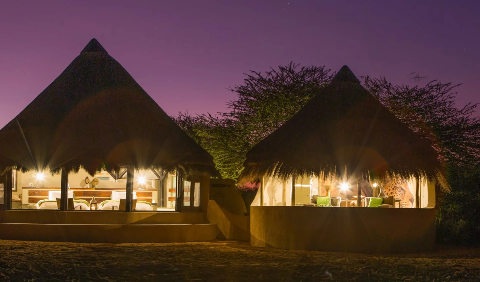 Okonjima Bush Camp in Otjiwarongo Region:  Okonjima Bush Camp - Aussenansicht von Chalet in der Nacht