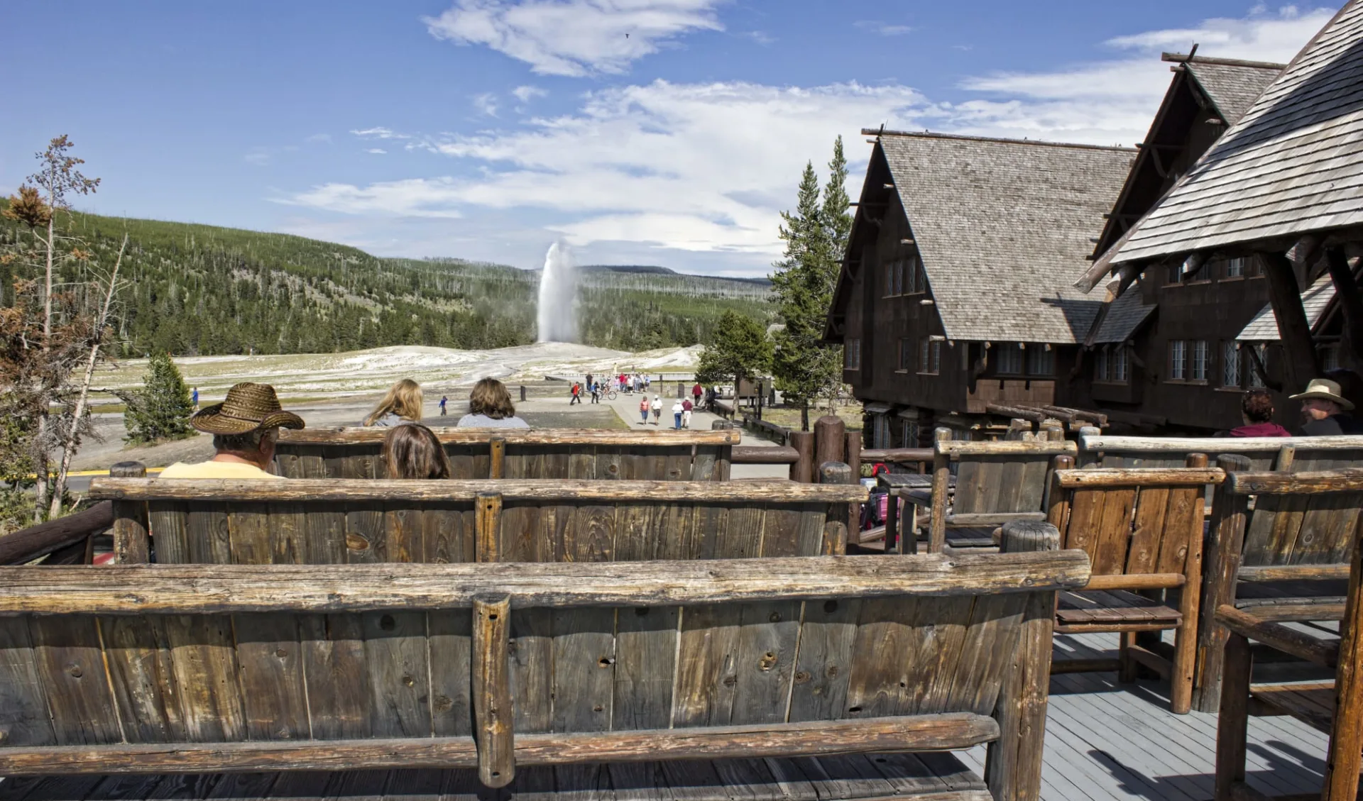 Old Faithful Inn in Yellowstone National Park: Exterior_Old Faithful Inn_Hotel_BON (4)