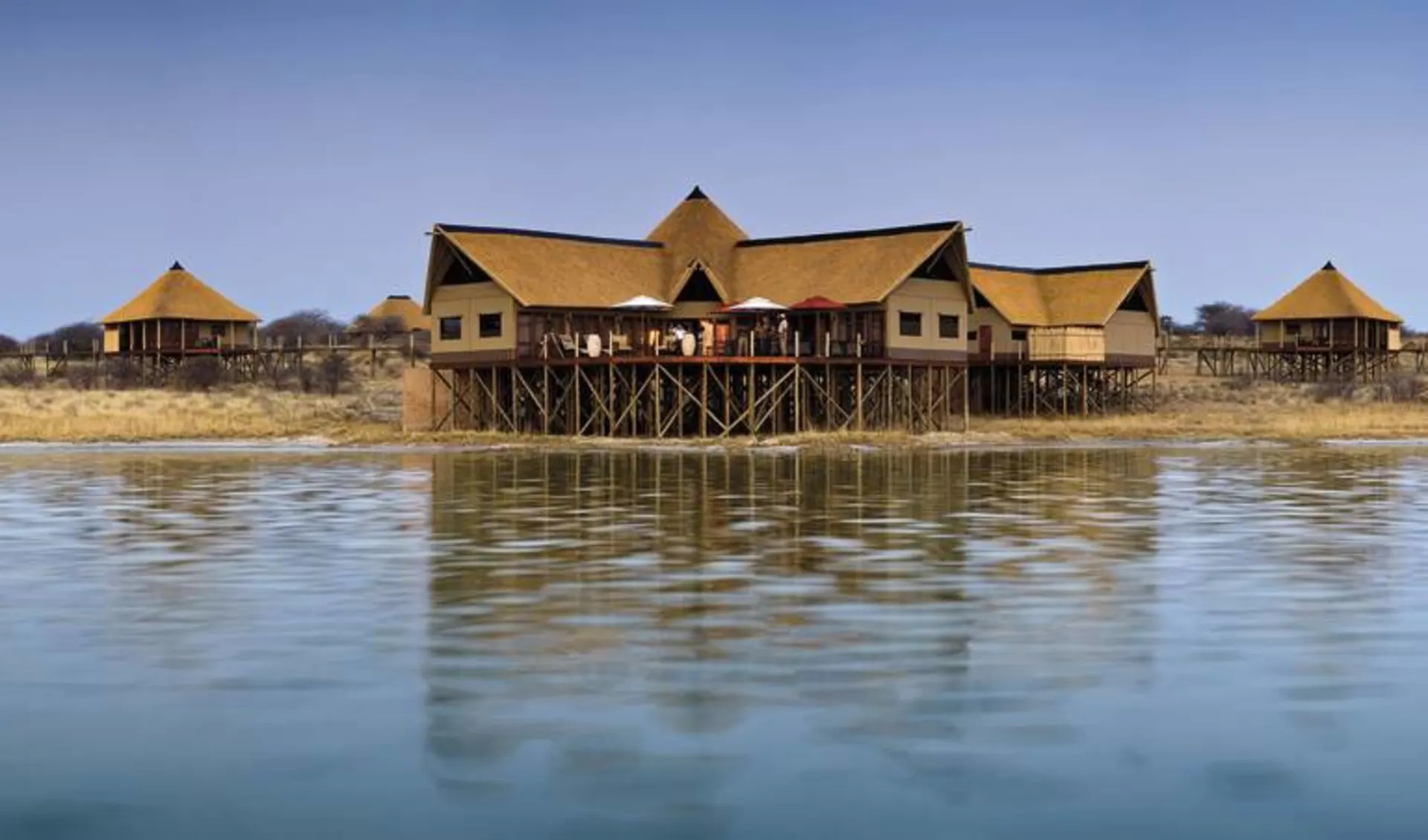 Onkoshi Resort in Etosha Nationalpark: Onkoshi - Blick vom Wasser aus auf das Camp