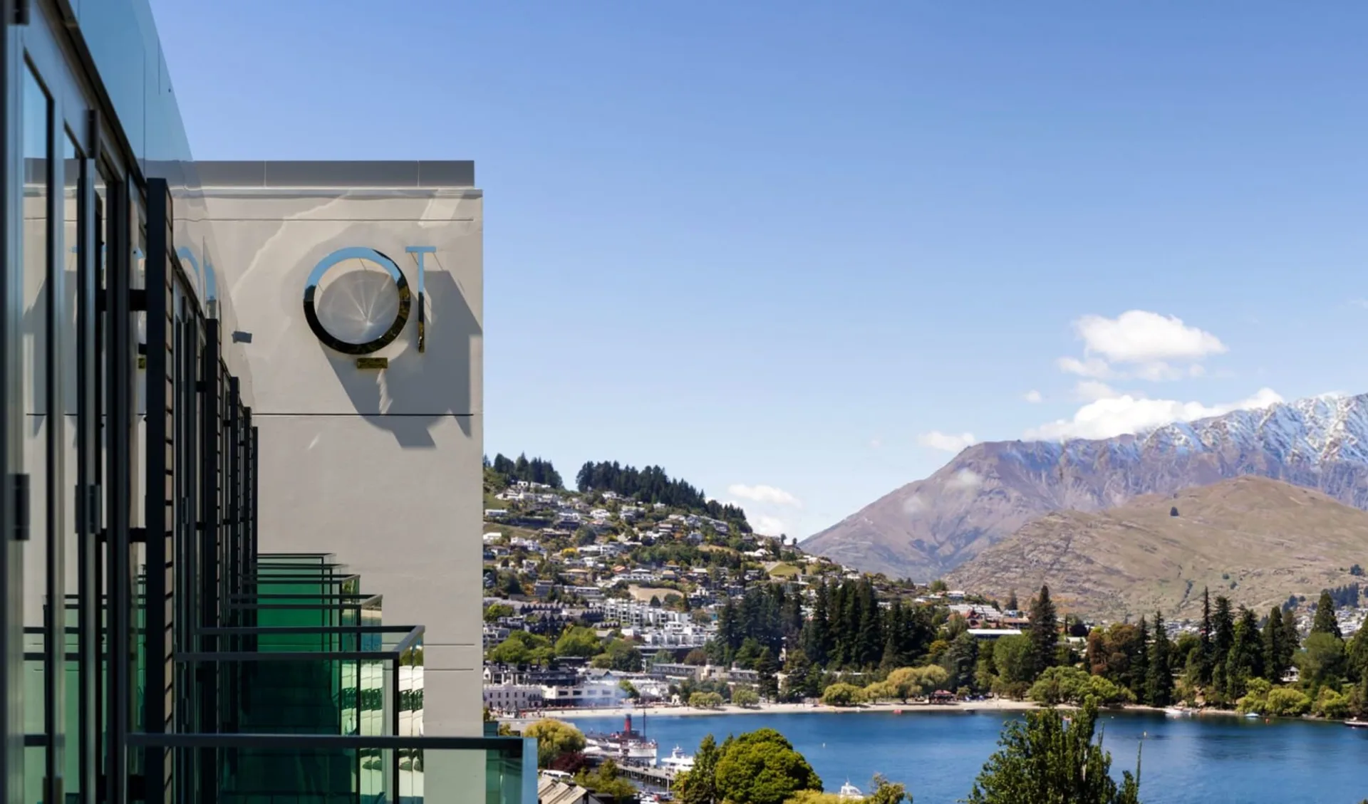 QT Queenstown:  QT Queenstown - Logo Hotel von aussen