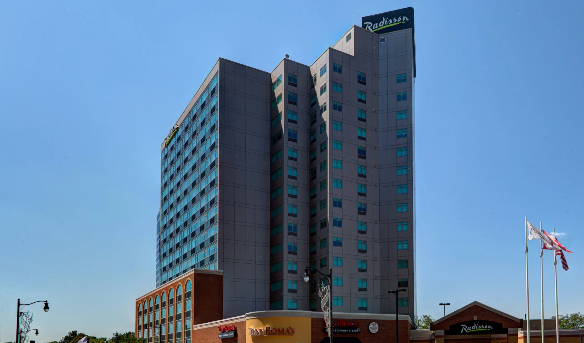 Radisson Hotel & Suites Fallsview in Niagara Falls:  Radisson Hotel & Suites Fallsview_Summer