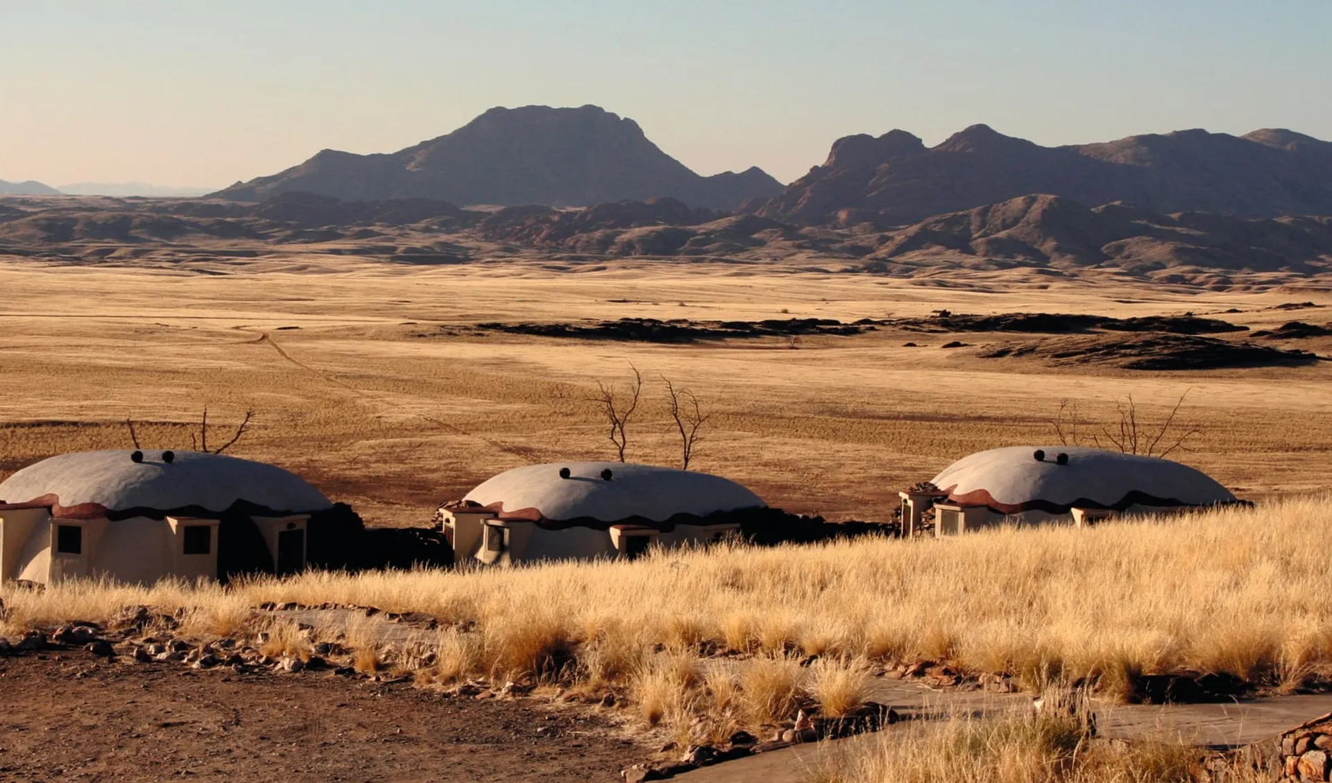 Rostock Ritz Desert Lodge in Solitaire: Exterior Rostock Ritz Desert Lodge Blick auf Gebäude und Landschaft