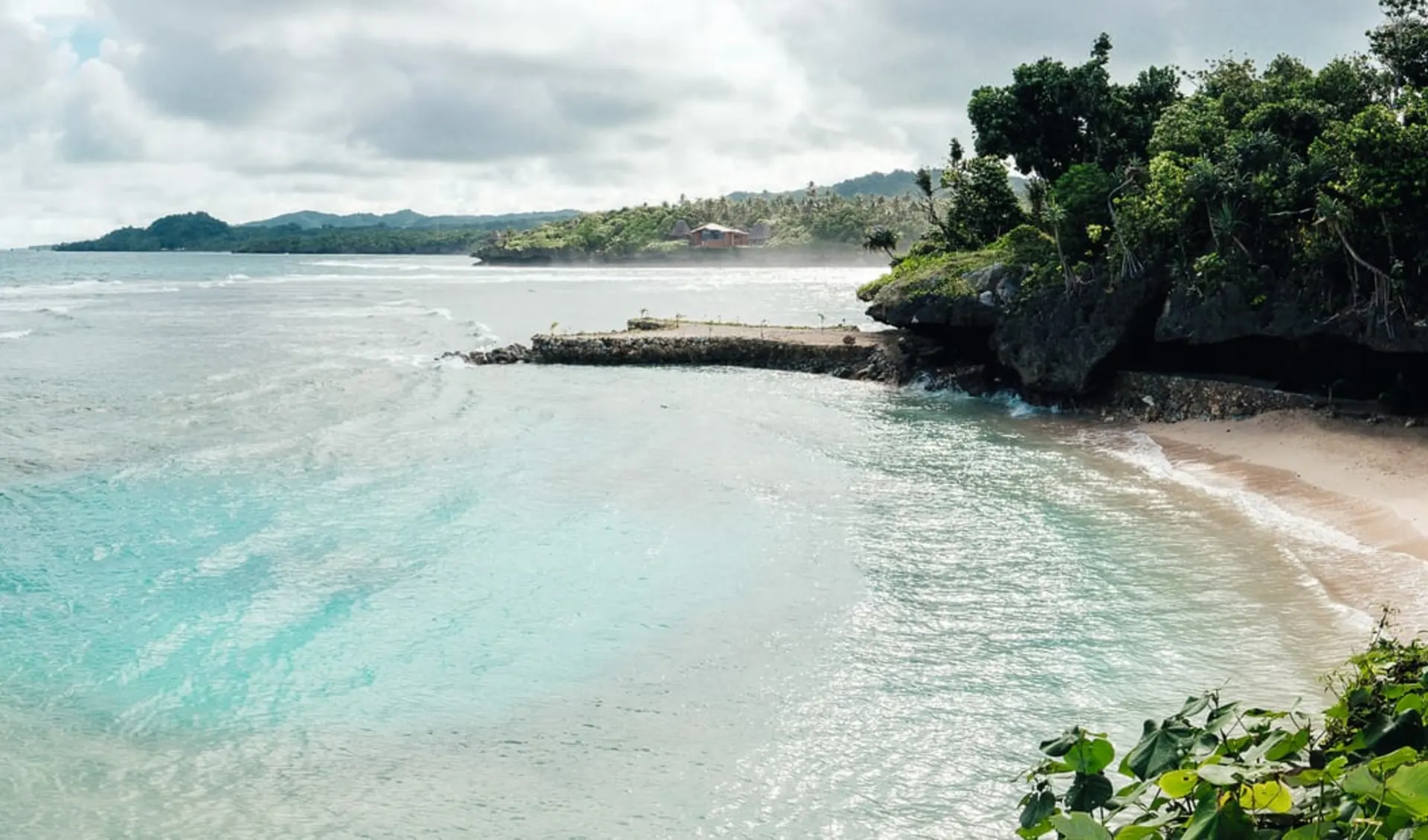 Savasi Island Resort in Savusavu:  Savasi Island Resort - Blick auf Strand und kleine vorgelagerte Insel  c Nadi Bay Photography 2017