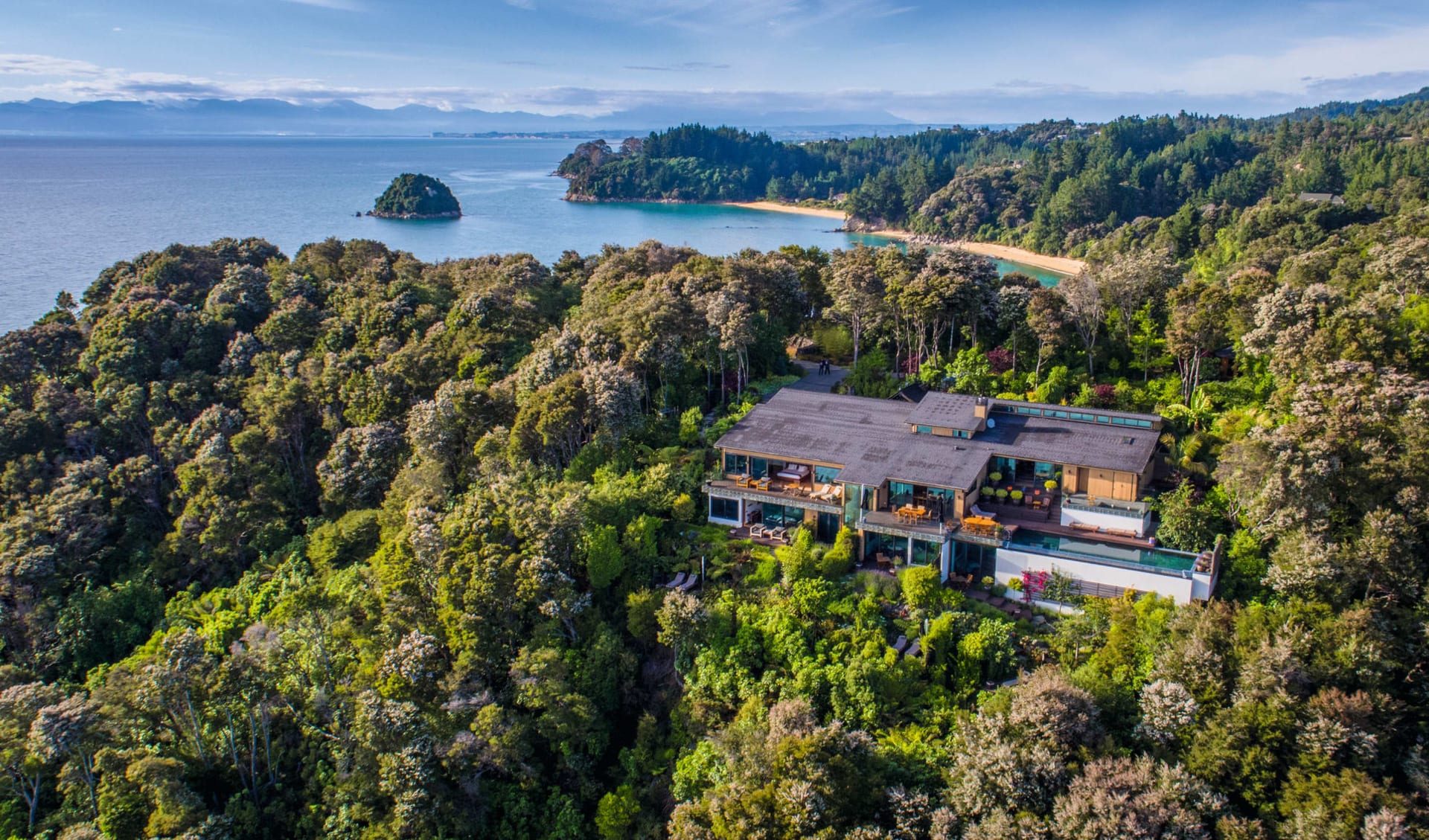 Split Apple Retreat in Motueka: Exterior Split Apple Retreat Abel Tasman NP Neuseeland - Aerial View ï¿½ber das Hotel und den NP 2017