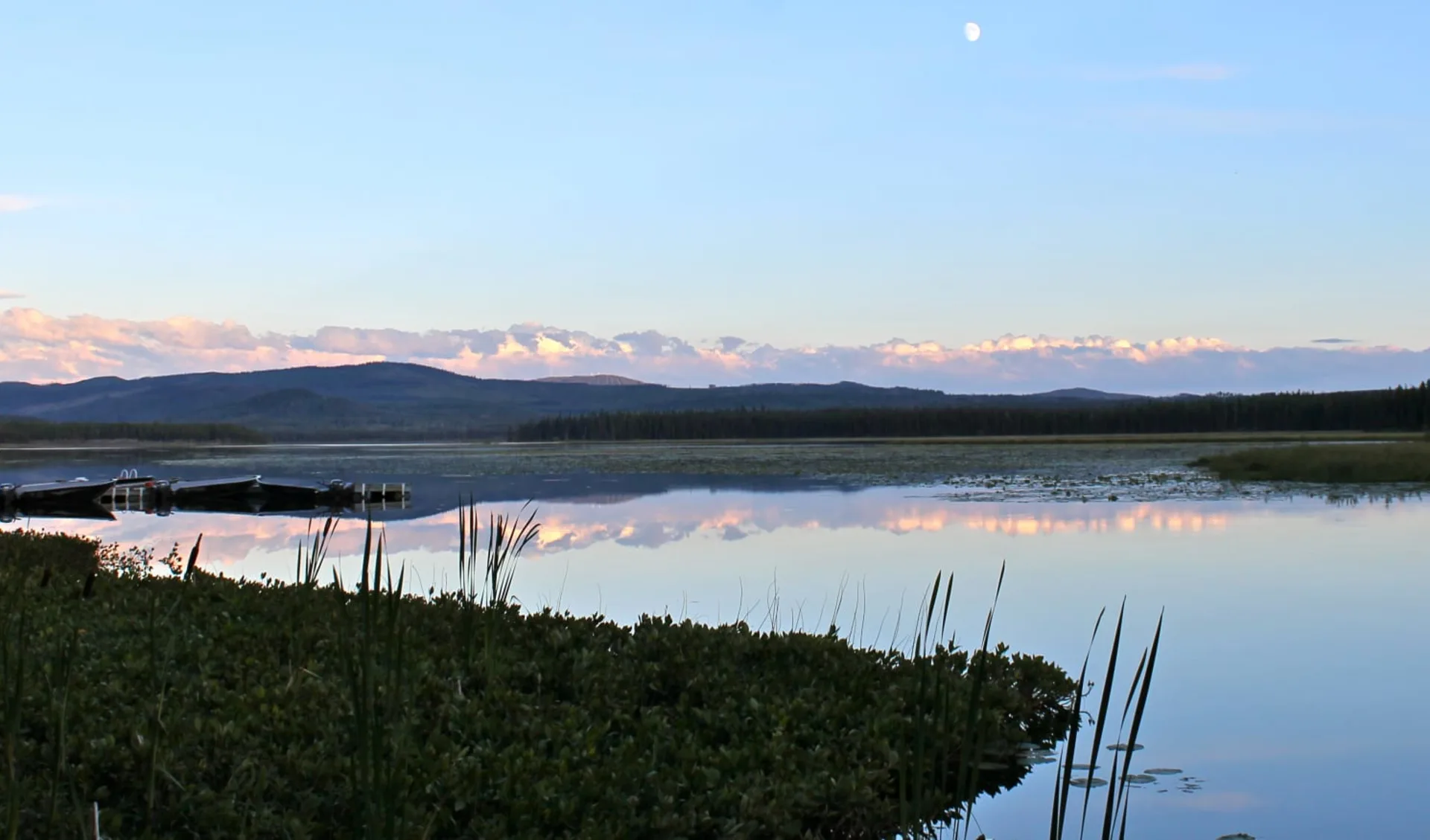 Ten-ee-ah Wilderness Lodge in Lac La Hache:  Ten-ee-ah Lodge_SichtaufSee