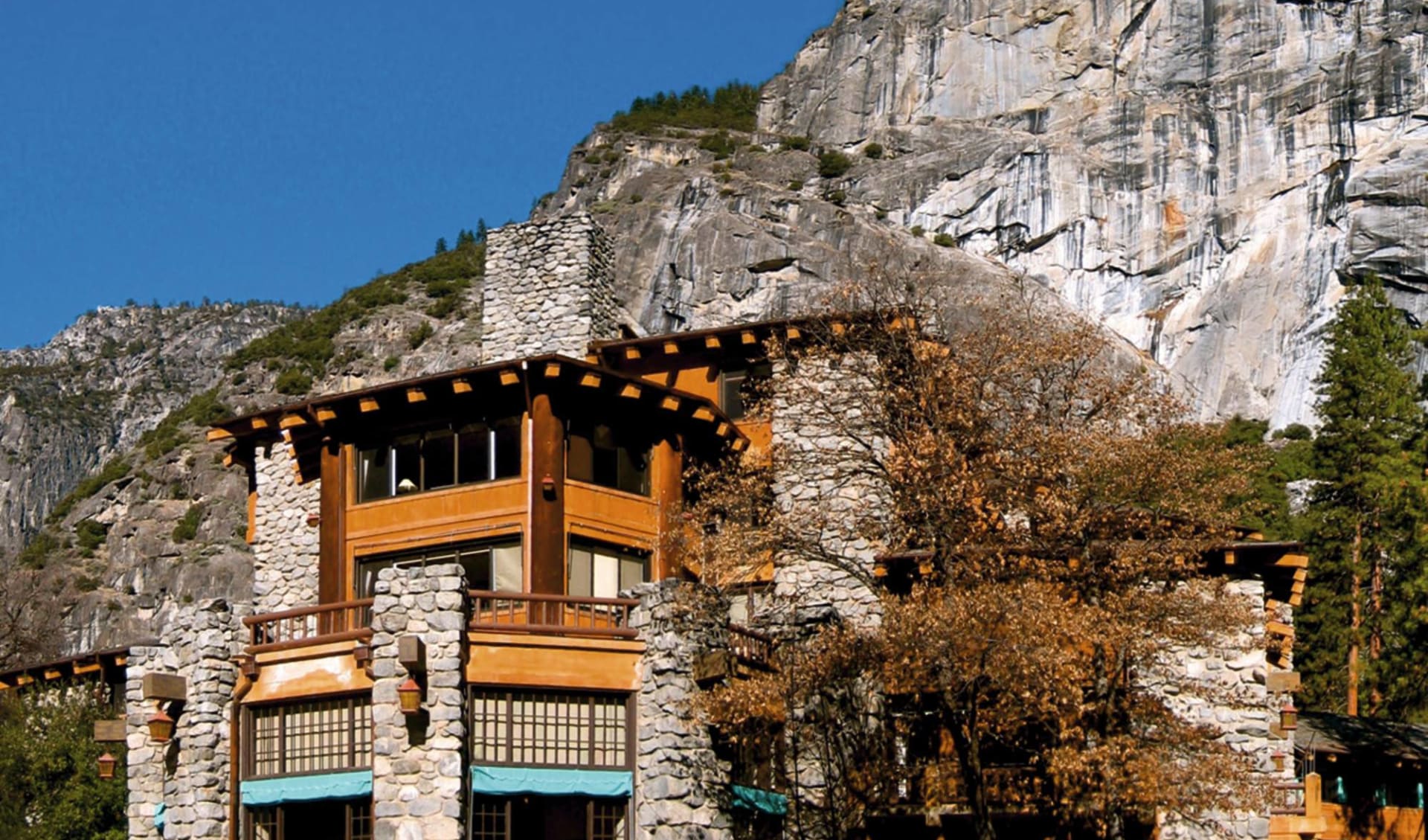 The Ahwahnee in Yosemite: exterior the ahwahnee gebäude im steingebirge