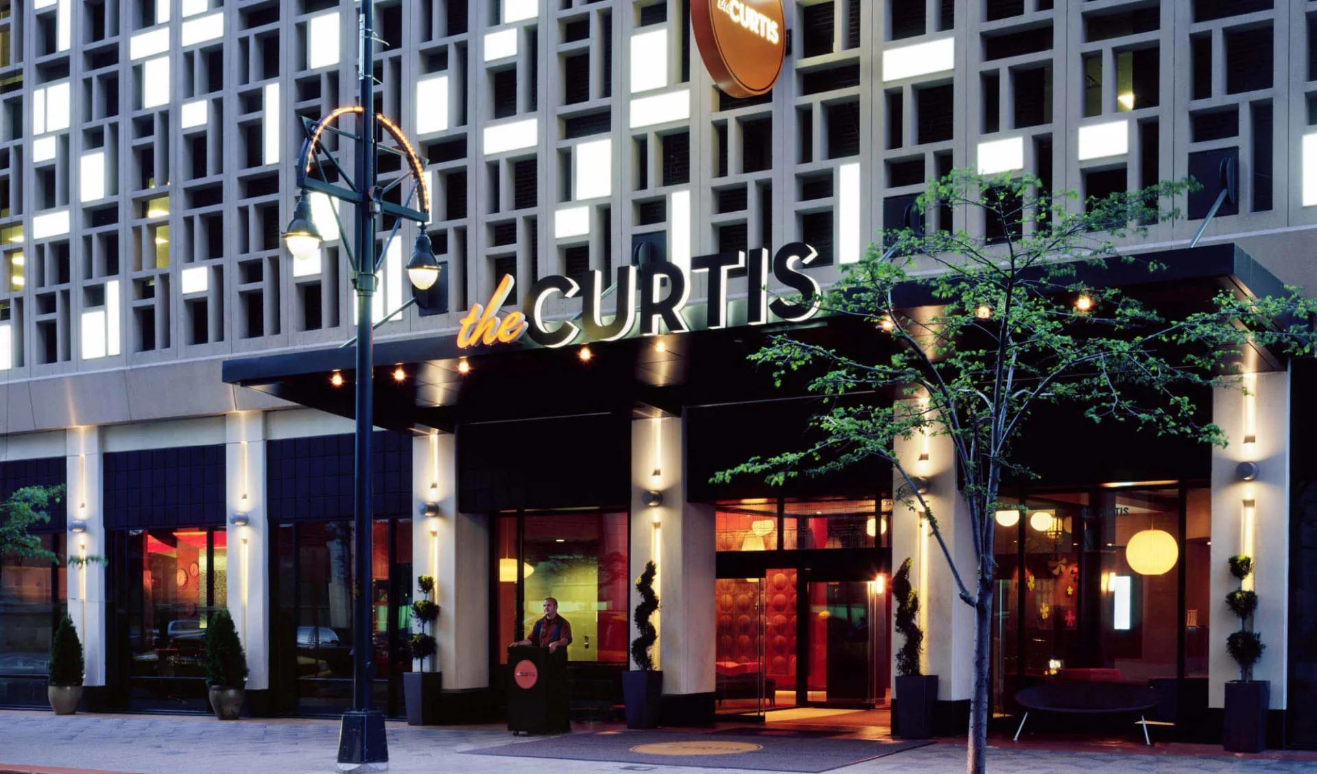 The Curtis Denver A DoubleTree by Hilton Hotel:  The Curtis - Aussenansicht bei Nacht