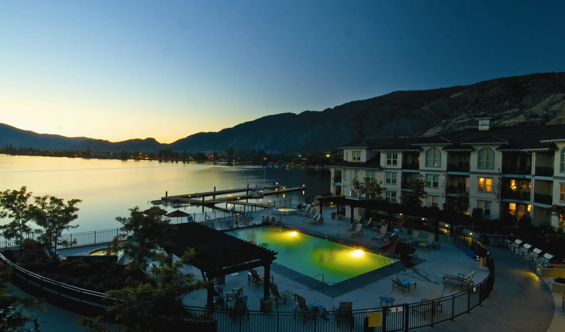 Walnut Beach Resort in Osoyoos: exterior_Walnut Beach Resort_NightView