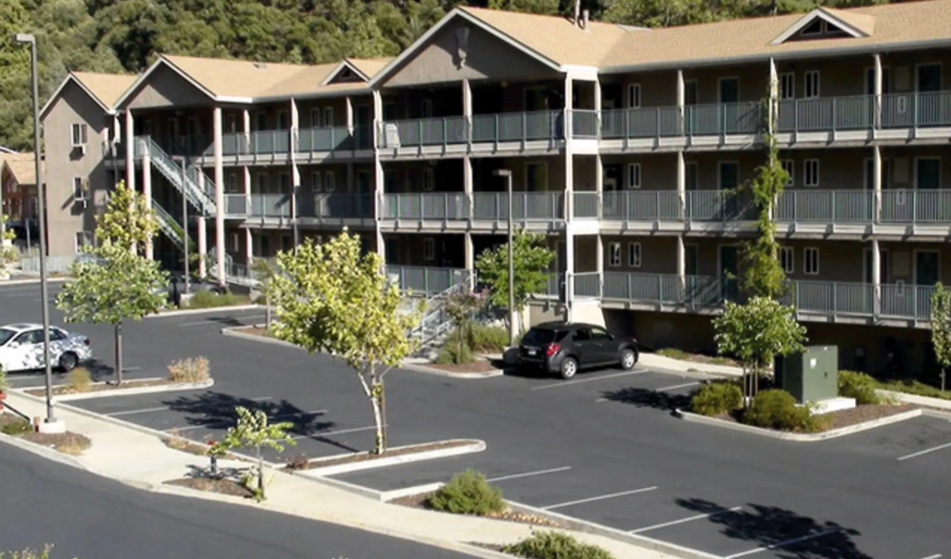 Yosemite View Lodge in Yosemite - El Portal: exterior yosemite view lodge gebäude wald parkplatz