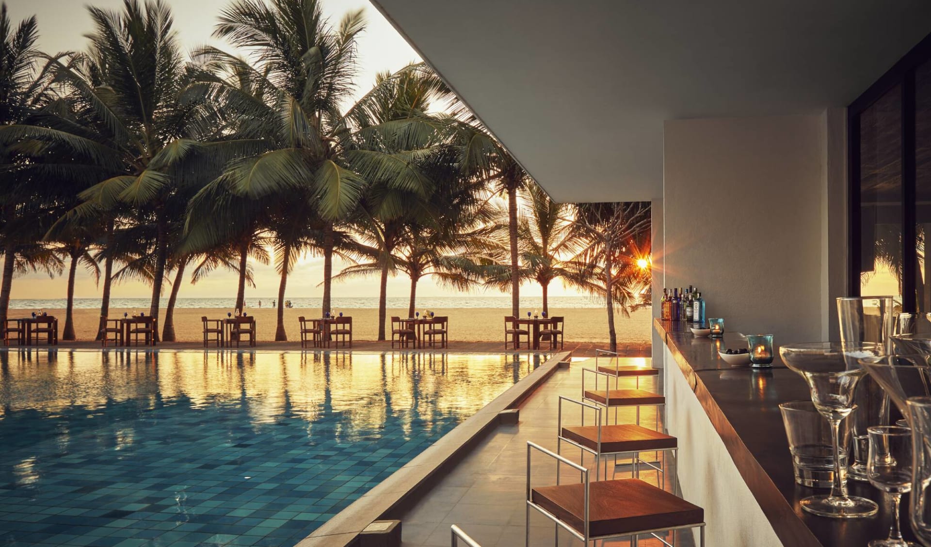 Jetwing Blue in Negombo:  Outtrigger Poolside Bar