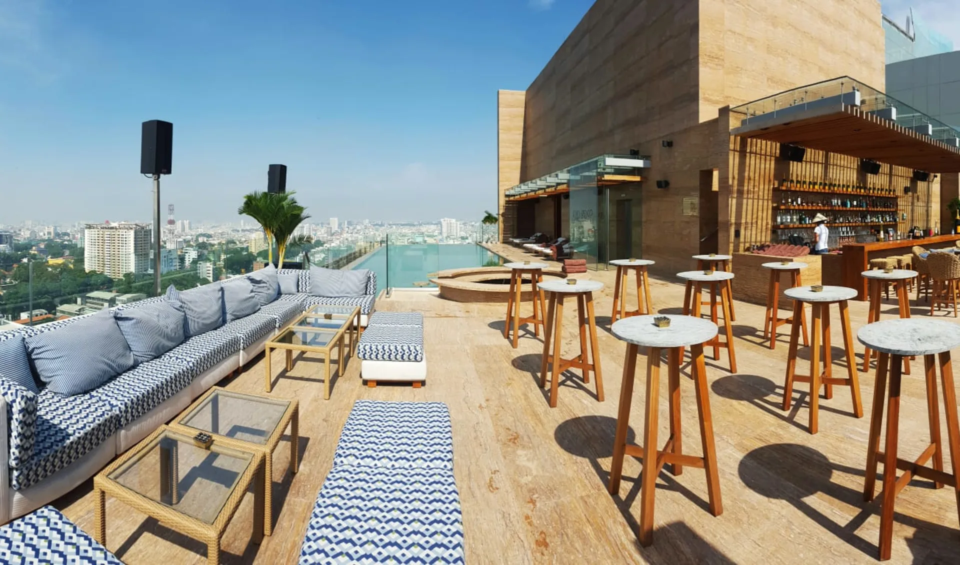Hôtel des Arts Saigon:  Pool Bar