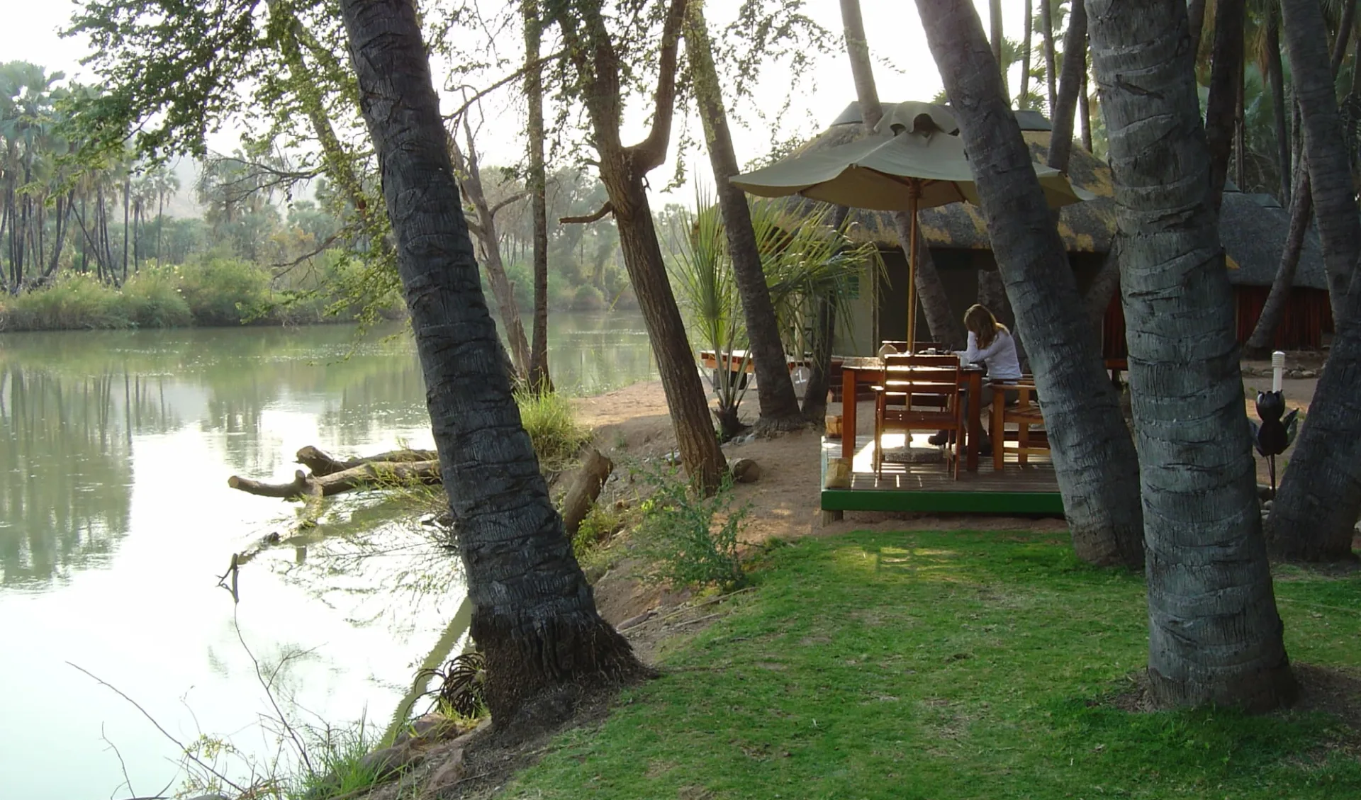 Omarunga Epupa Falls Camp in Kaokoveld: facilities Omarunga Lodge - main deck