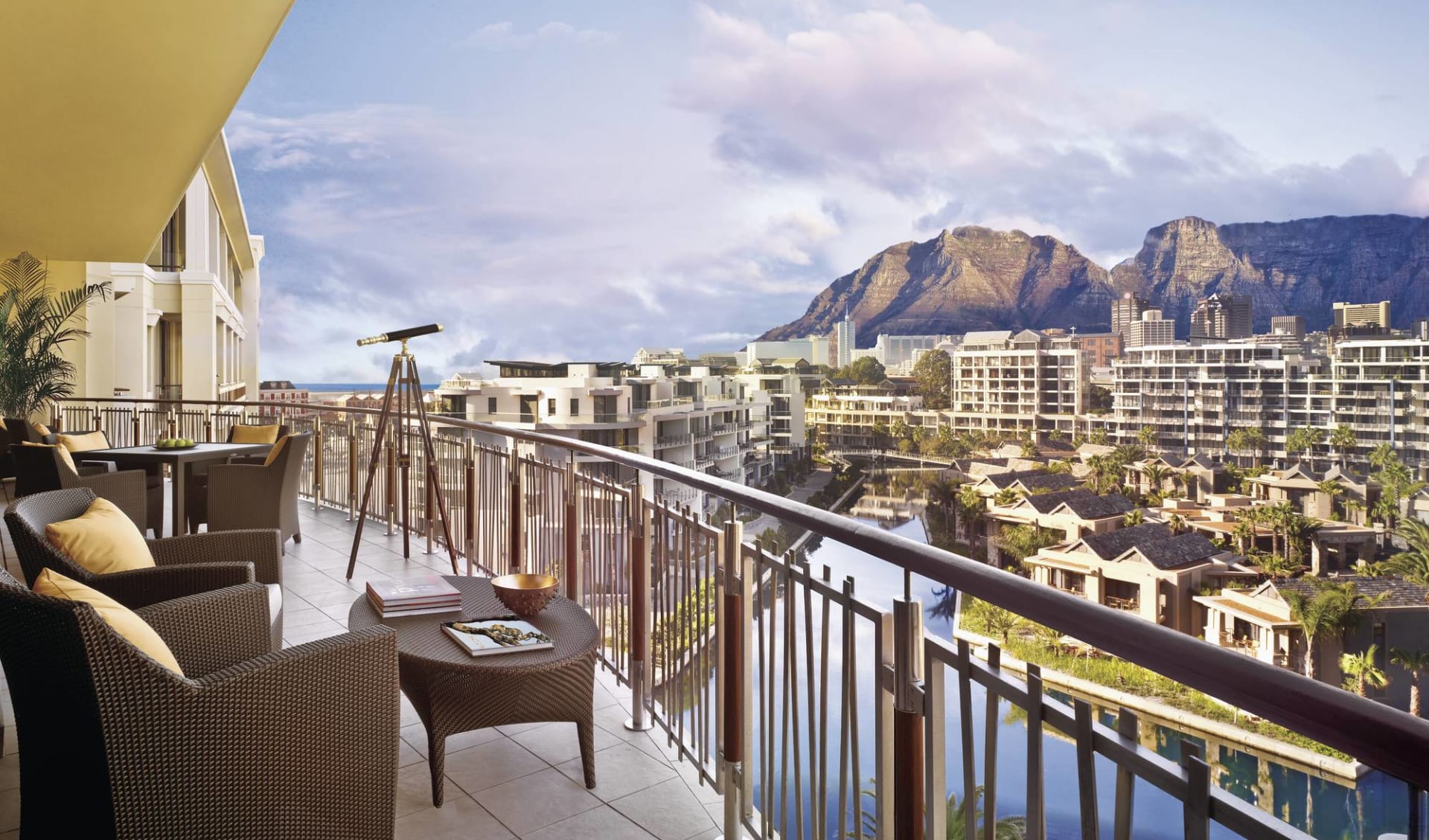 One & Only Cape Town in Kapstadt:  One & Only Cape Town - Blick von Terrasse über Hotelanlage