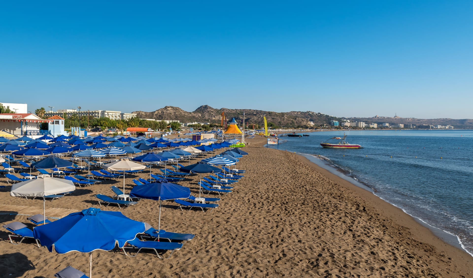 Badeferien im Mitsis Faliraki Beach Hotel & Spa ab Rhodos: Faliraki Liegestühle Rhodos Griechenland