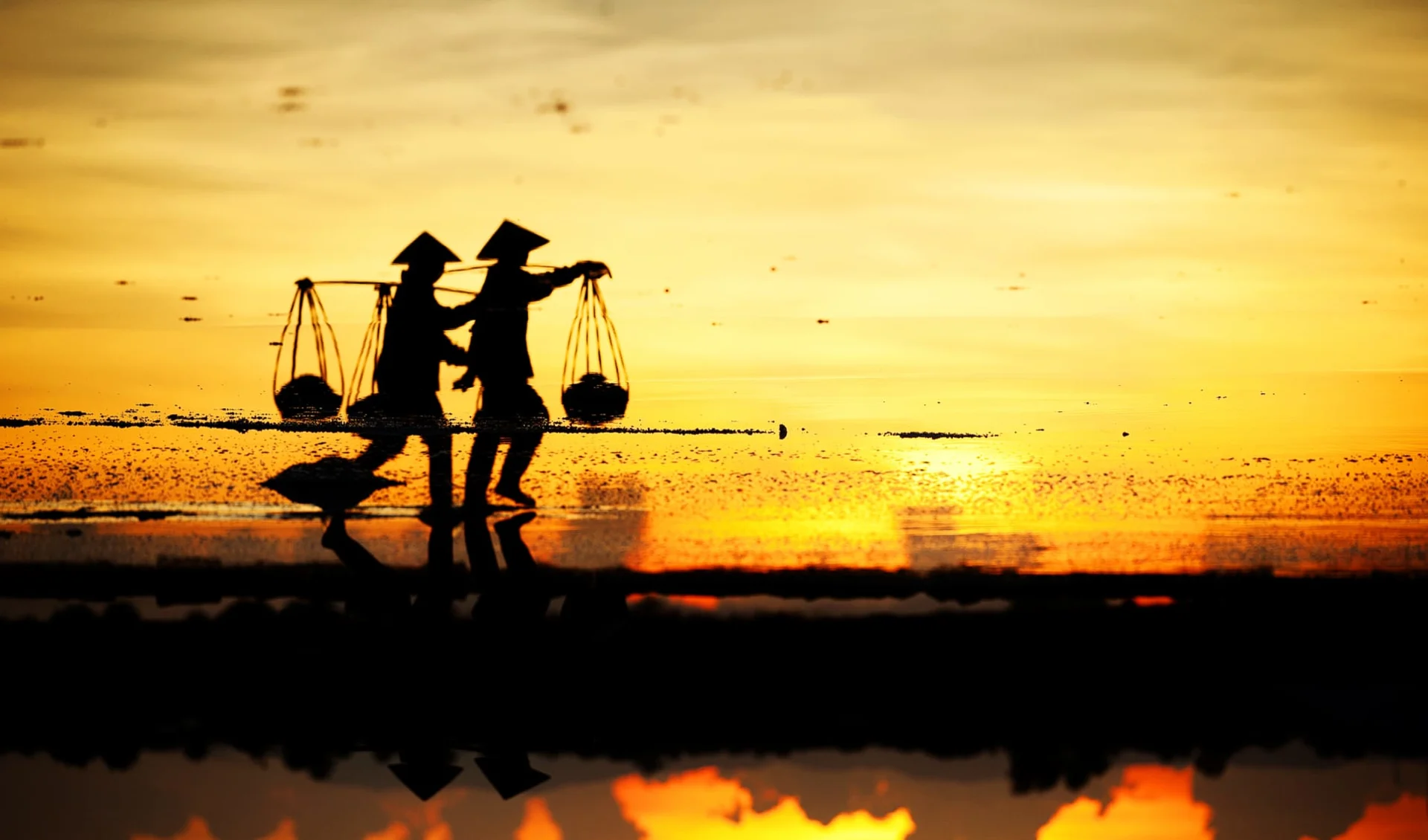 Vietnam für Geniesser ab Hanoi: Nha Trang: Farmers working in the salt field