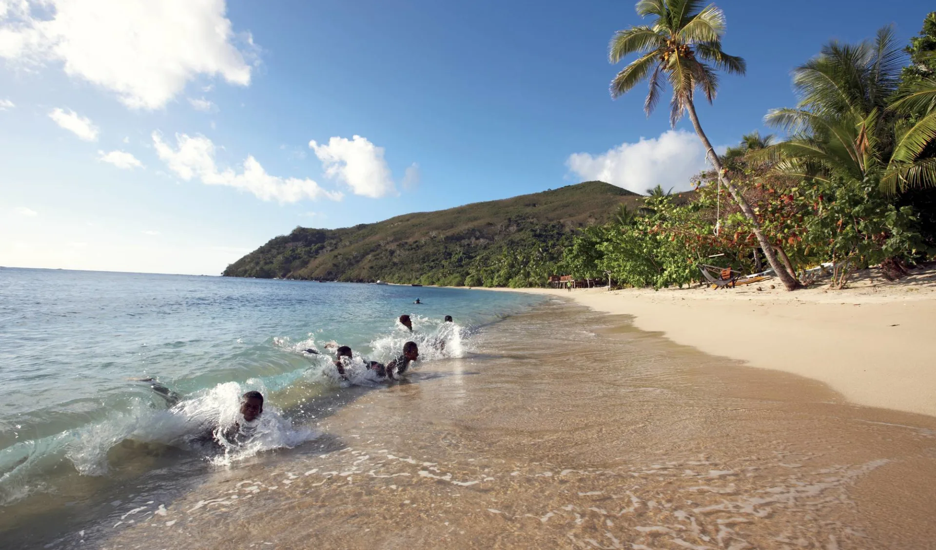 Yasawa Wanderer ab Port Denarau: Fiji - Yasawa Islands - Botaira Island, Fijianische Kinder am spielen