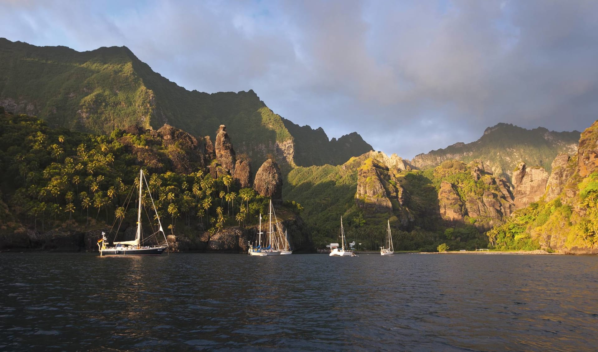 Marquesas Discovery ab Papeete: Französich Polynesien - Marquesas - Bucht mit Segelbooten