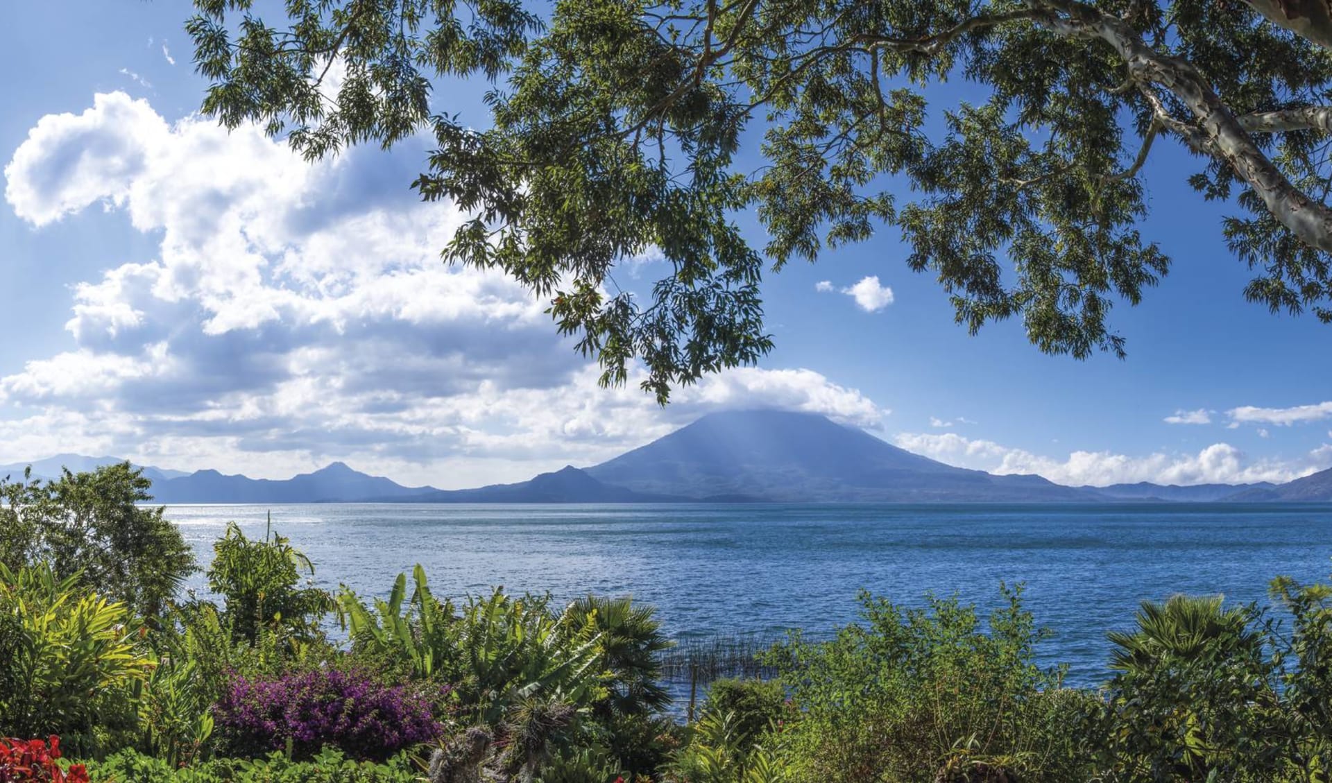 Privatreise Märkte, Mayas und Vulkane ab Guatemala City: Guatemala -  Lake Atitlan - Panorama mit Vulkan im Hintergrund