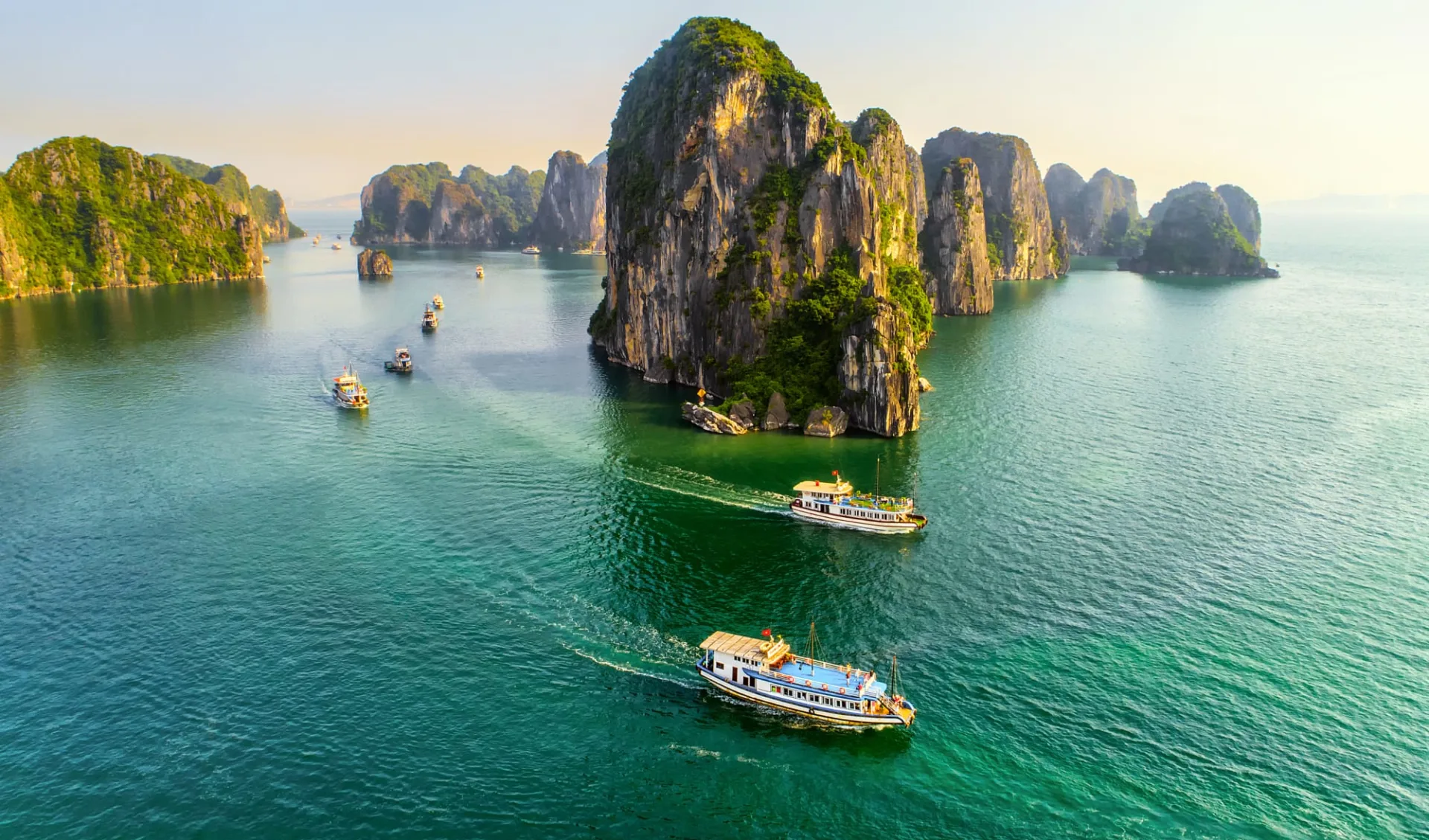 Vietnam für Geniesser ab Hanoi: Halong Bay: Aerial view floating fishing village and rock island