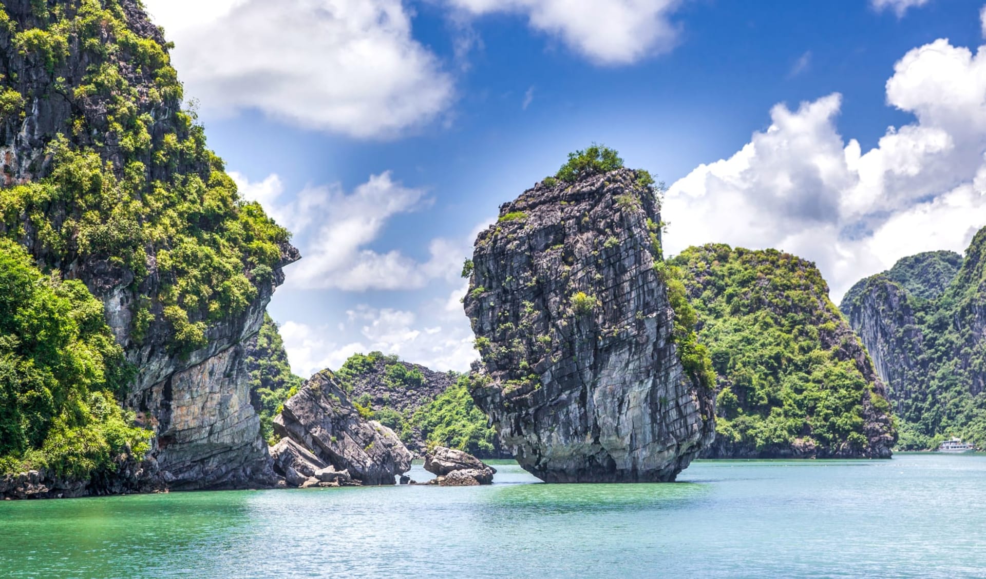 Grosse Indochina Reise ab Hanoi: Halong Bay cruising among beautiful limestone rocks and secluded beaches