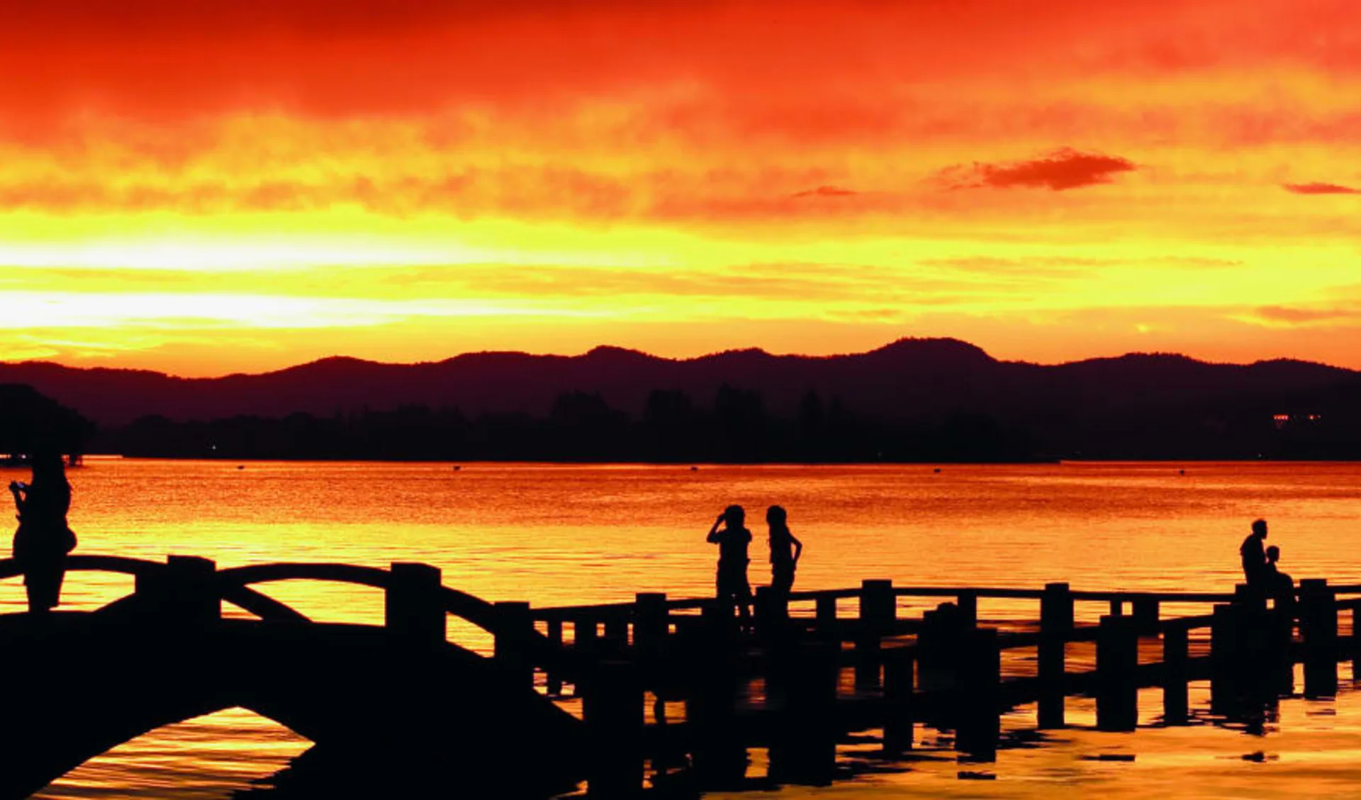 Tongli - Suzhou - Hangzhou Tour ab Shanghai: Hangshou: Sunrise at the lake