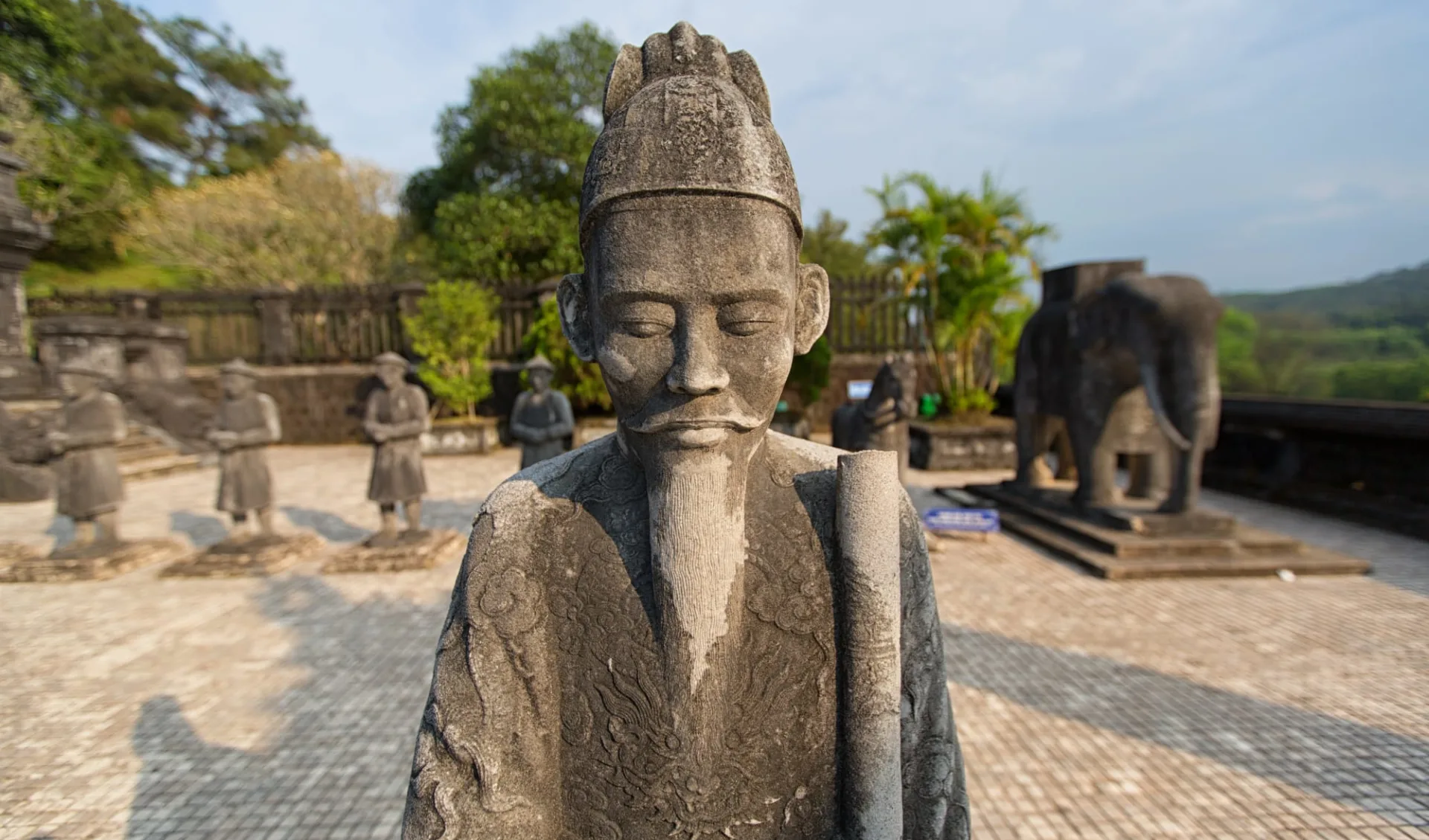 Zentralvietnam aktiv erleben ab Hue: Hue Statues at the tomb of Emperor Khai Dinh