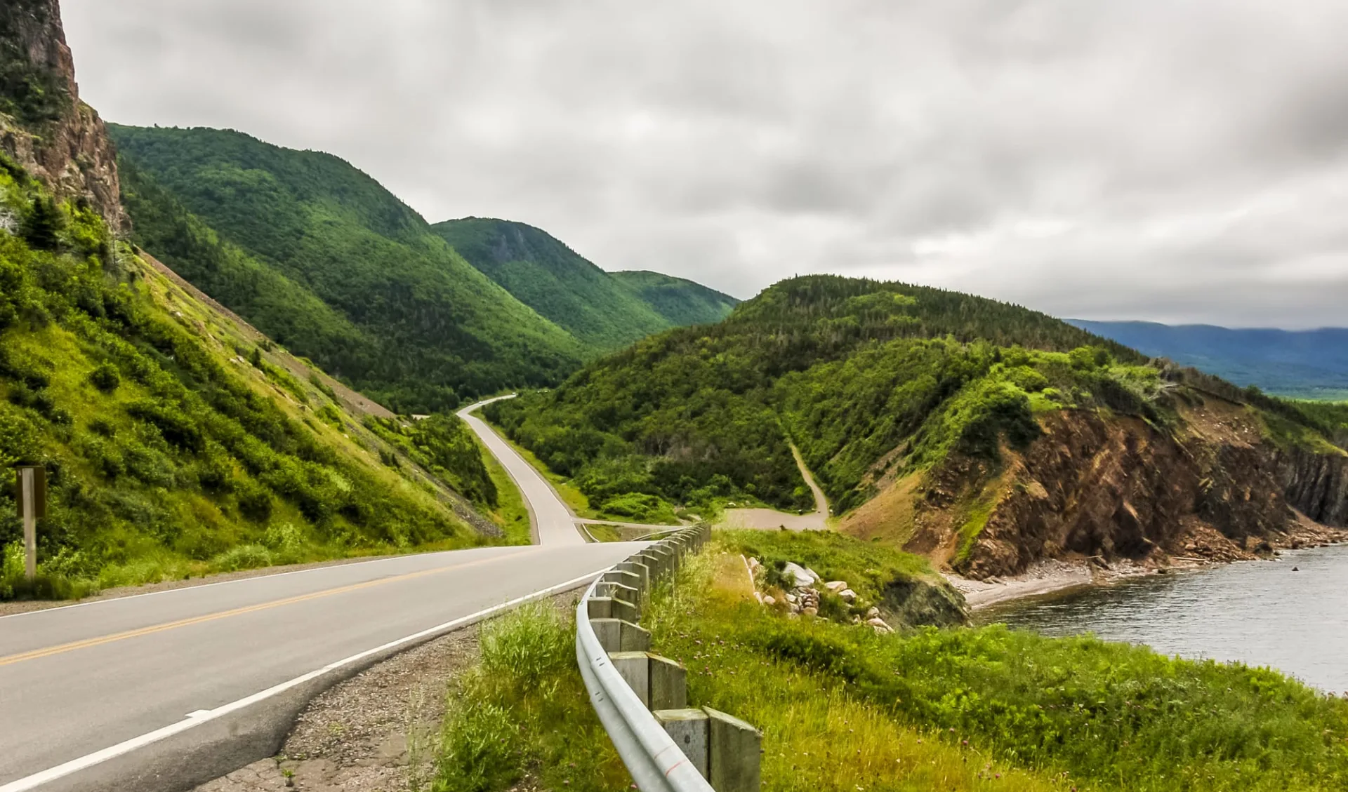 Eisberge, Wikinger und Nationalparks ab Halifax: Kanada - Cape Breton Island - Strasse entlang der Küste