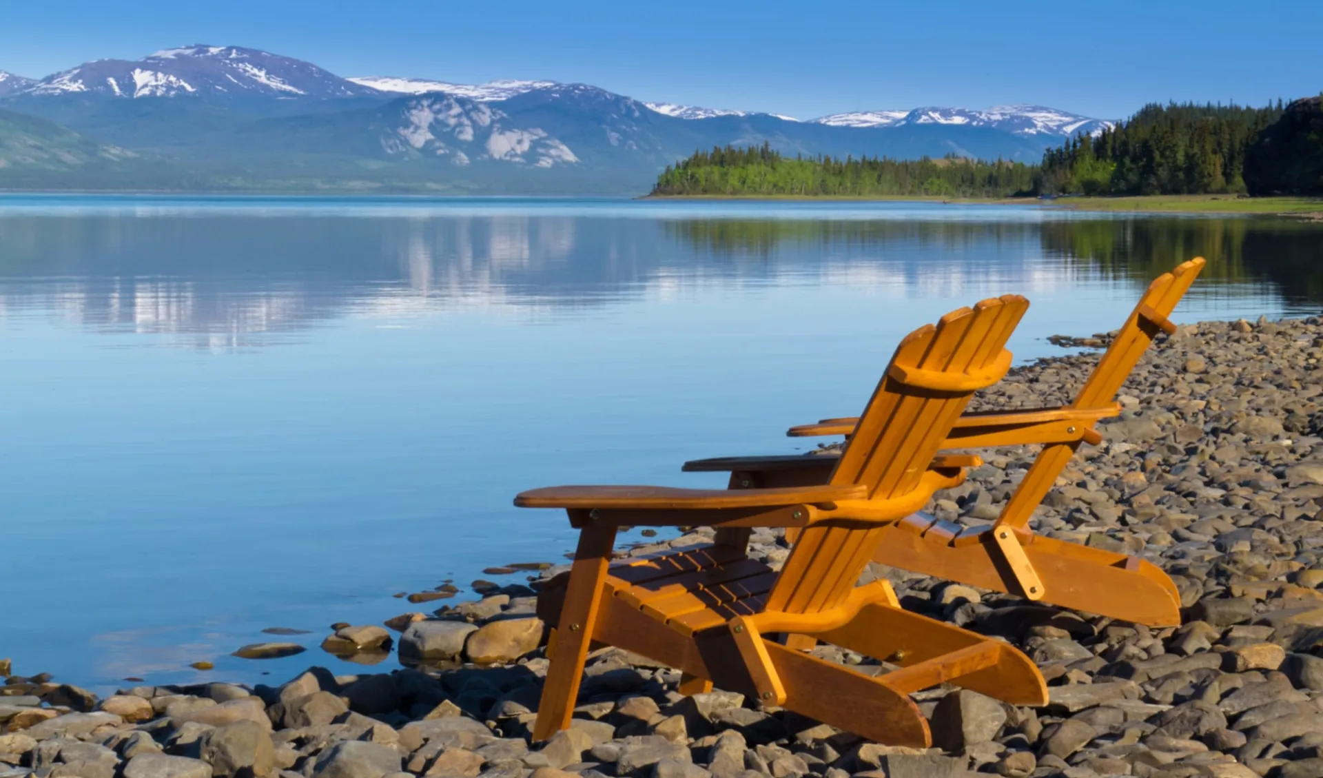 Yukon River Abenteuer ab Whitehorse: Kanada - Lake Laberge - Stühle am Wasserrand
