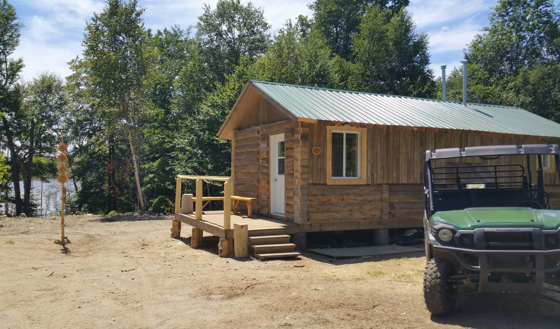 Übernachten bei den Wölfen im Parc Oméga ab Montebello: Kanada - Quebec - Amishk Indianer Abenteuer - Blockhaus