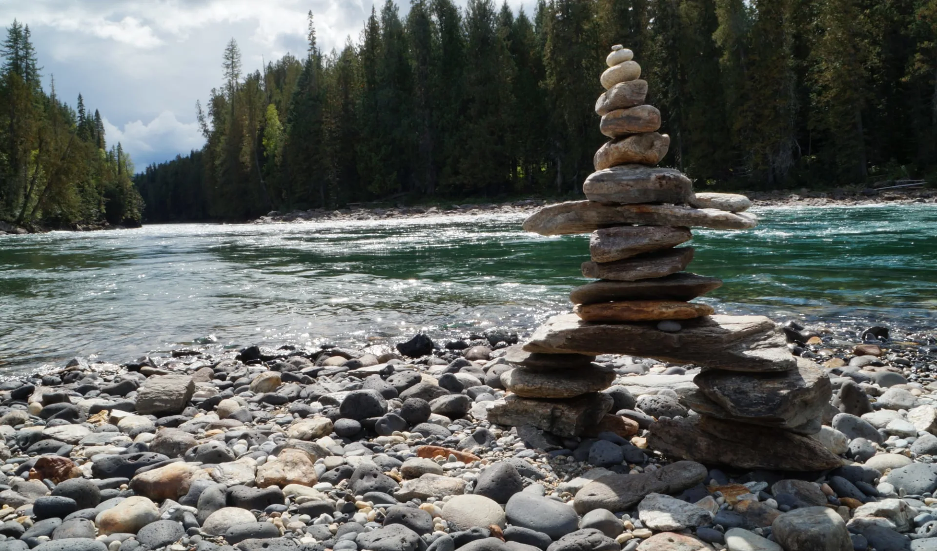 Kanu-Abenteuer im Wells Gray Provincial Park ab Clearwater: Kanada - Wells Gray Provincial Park - Steinhaufen am Fluss