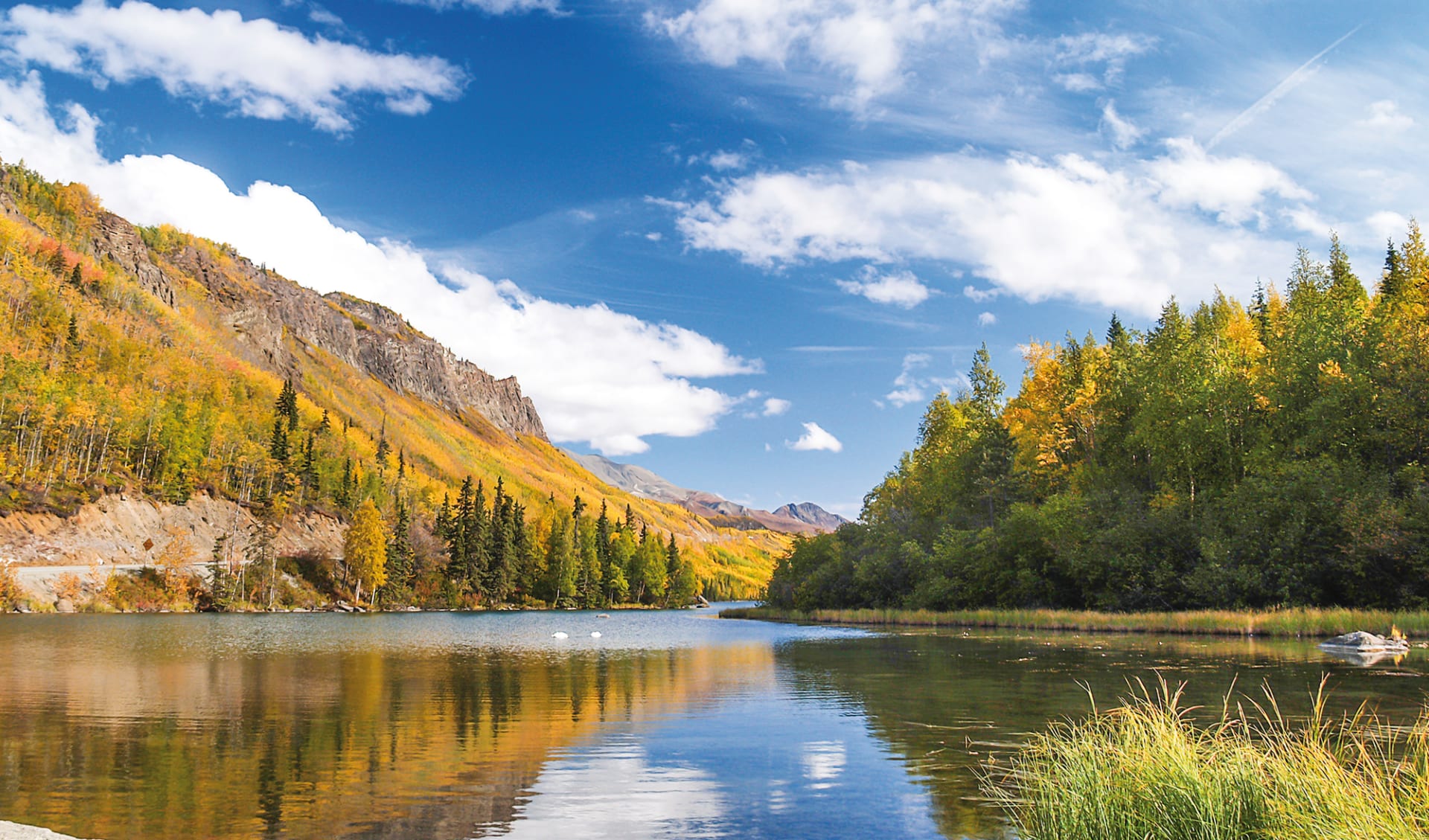 Yukon Aktiv-Tour ab Whitehorse: Kanada - Yukon - Fluss und Berglandschaft