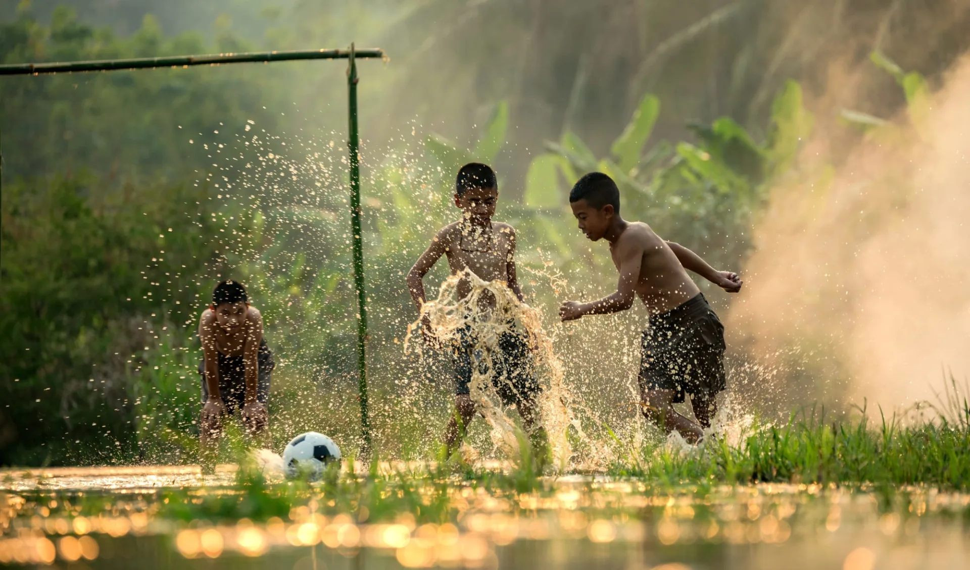 Mietwagen-Rundreise in den Süden ab Bangkok: Kids playing football on the river