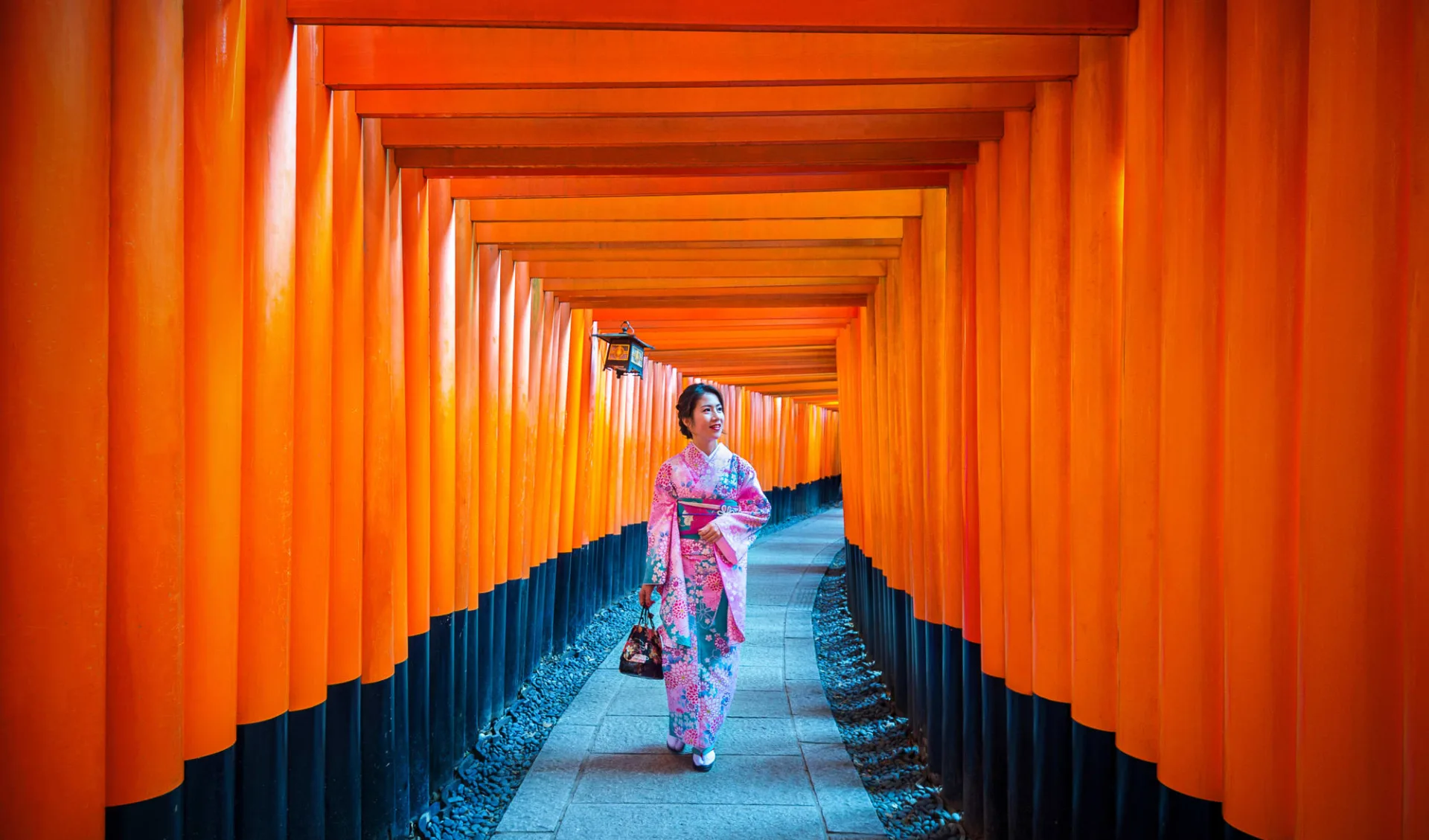 Höhepunkte Japans ab Tokio: Kyoto Fushimi Inari Shrine with Woman in traditional Kimono