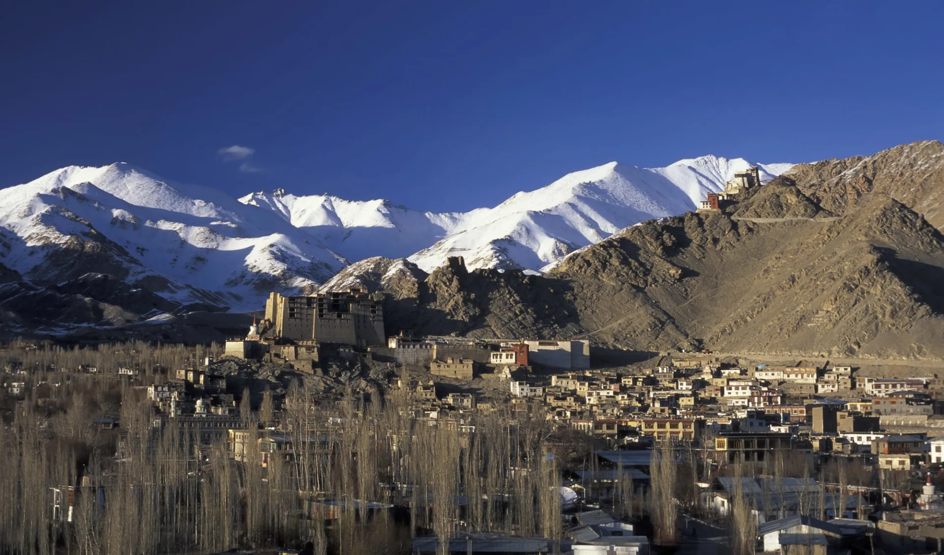 Die spektakuläre Bergwelt von Ladakh ab Leh: Leh: in winter time