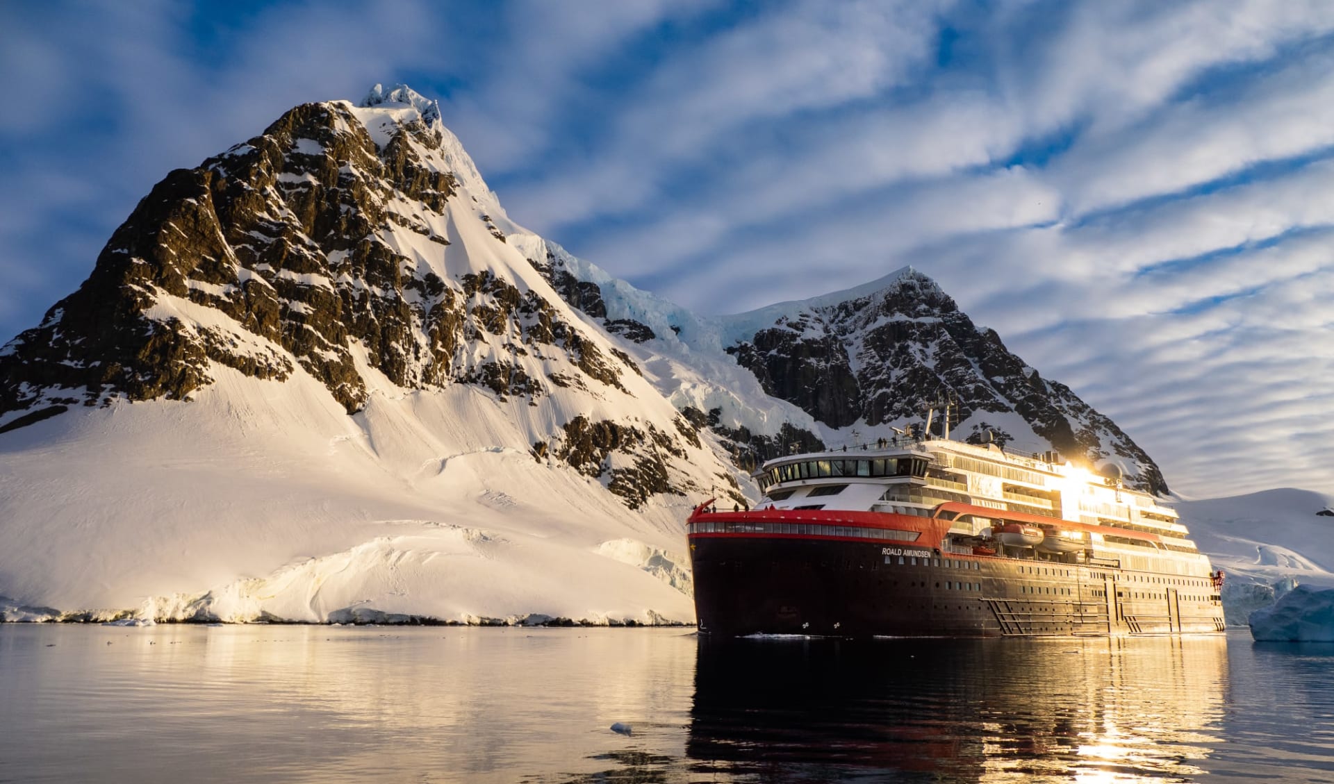 Höhepunkte der Antarktis ab Buenos Aires: Lemaire_Channel_Antarctica_HGR_161037_Photo_Espen_Mills