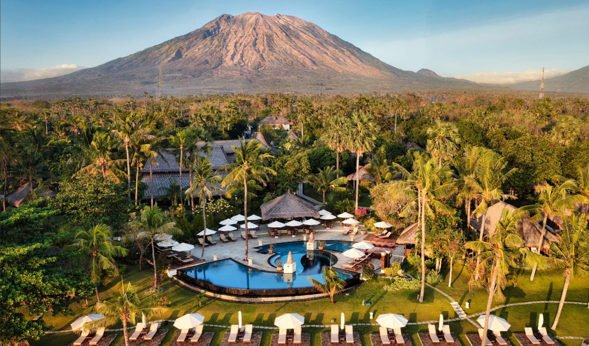 Siddhartha Oceanfront Resort & Spa in Ostbali: Aerial View Oceanfront and Mount Agung