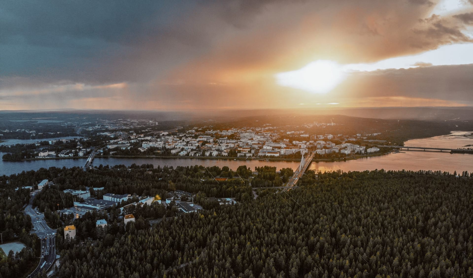 Nationalparks, vom Saimaa-See bis zum Polarkreis ab Helsinki: location: Finnland Sommer, Mitternachtssonne über Rovaniemi