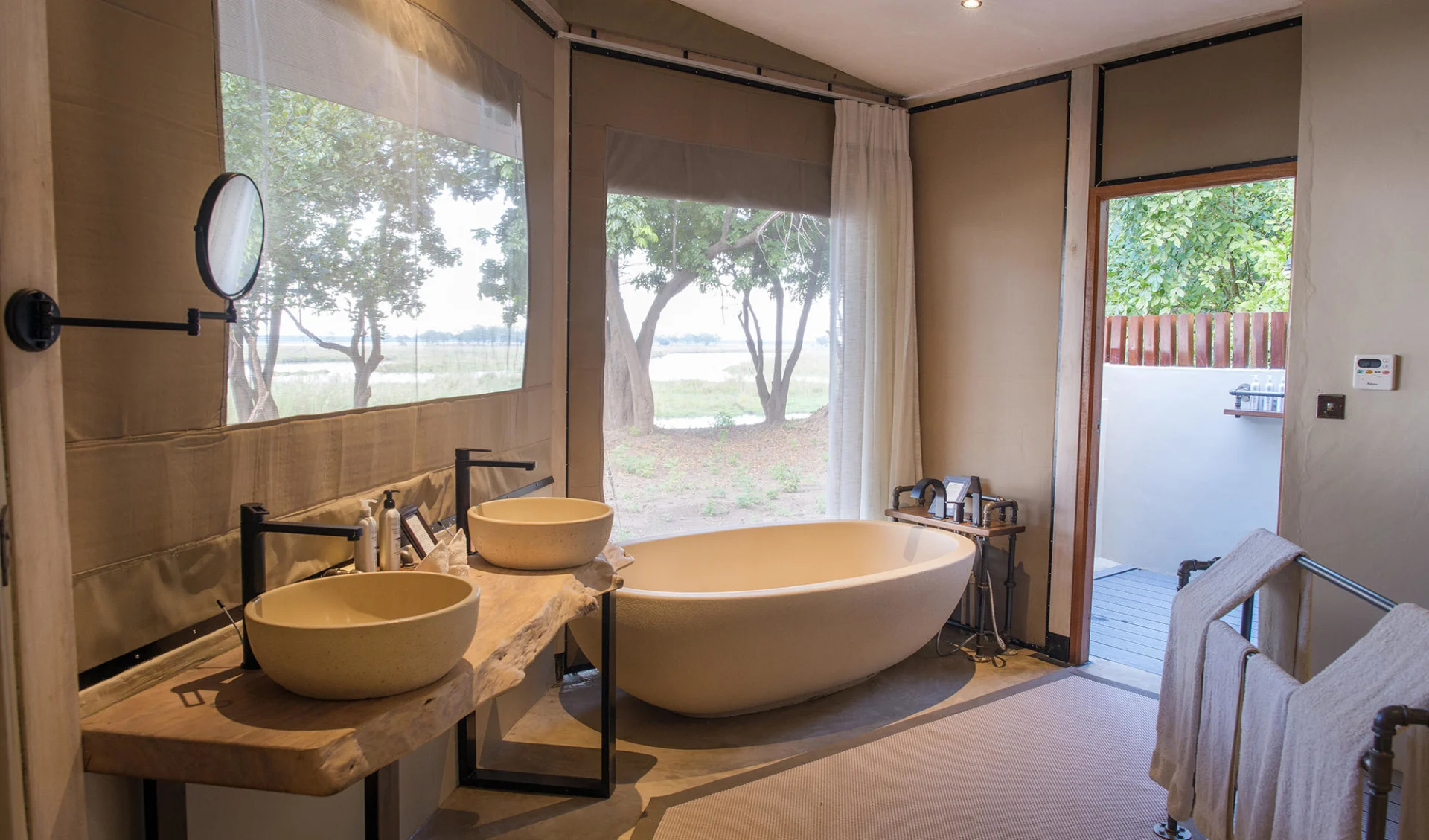 Sausage Tree Camp in Lower Zambezi: luxury_suite_bath1