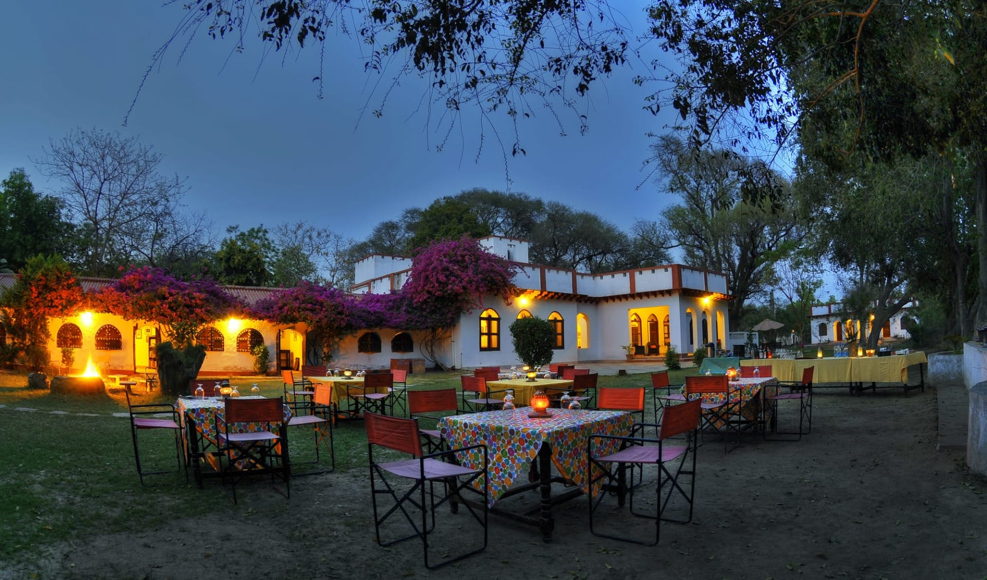 Mela Kothi - Chambal Safari Lodge ab Agra: Mela Kothi - Chambal Safari Lodge: dining area outdoor