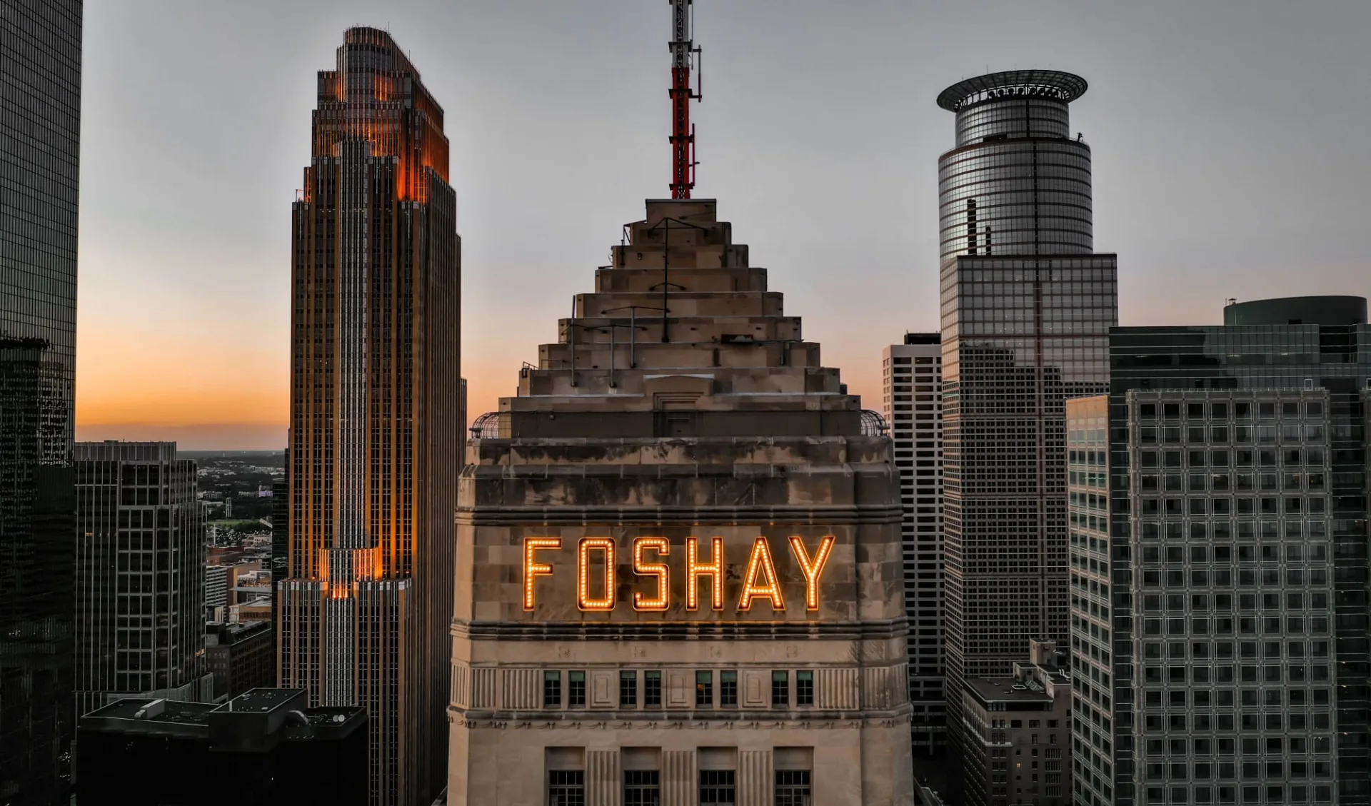 W Minneapolis – The Foshay: Minneapolis_W Hotel_Aussen