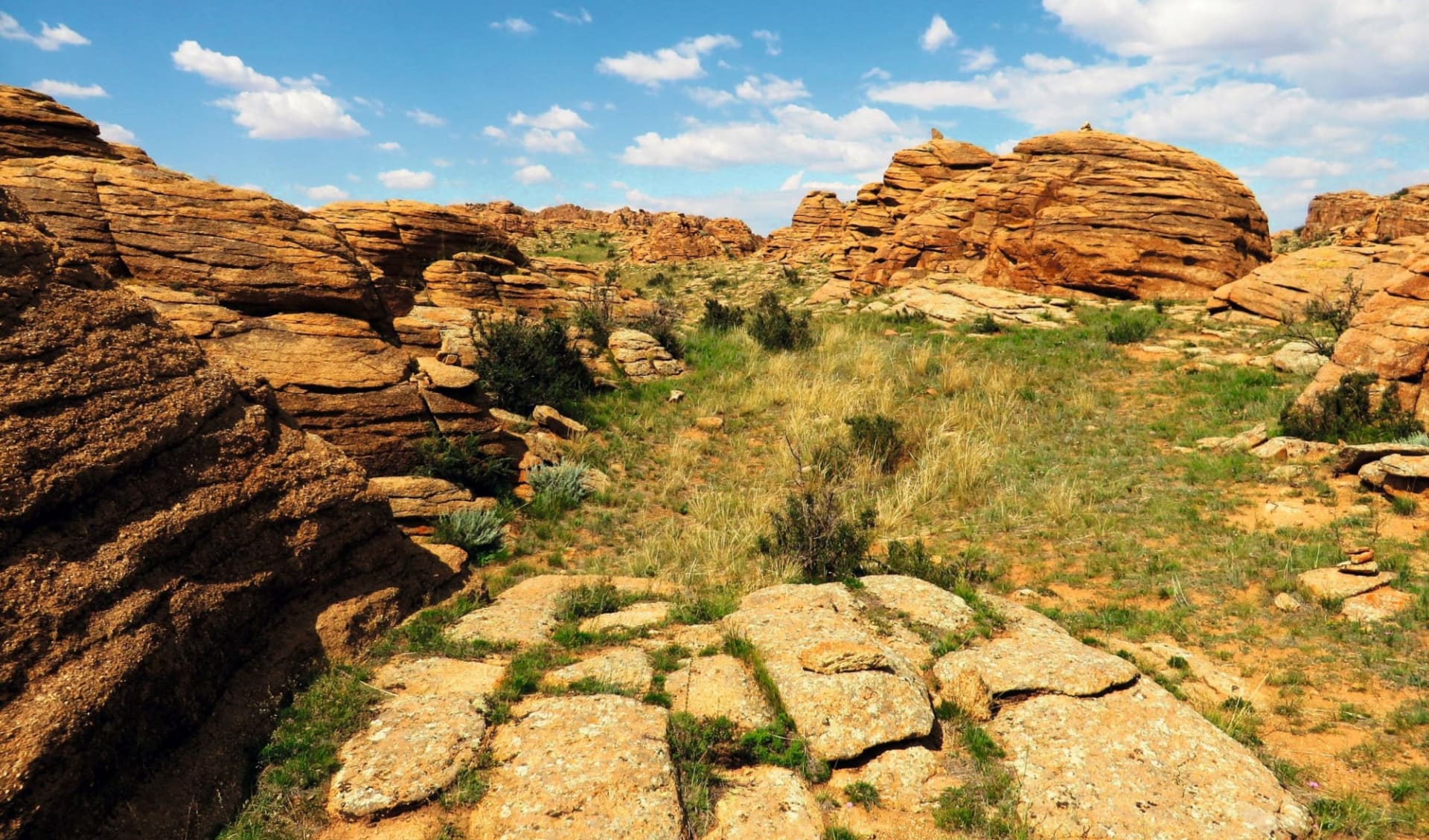 Durch die Wüste Gobi nach China ab Ulaanbaatar: MN_rock formation_shutterstock_606430523_frerd