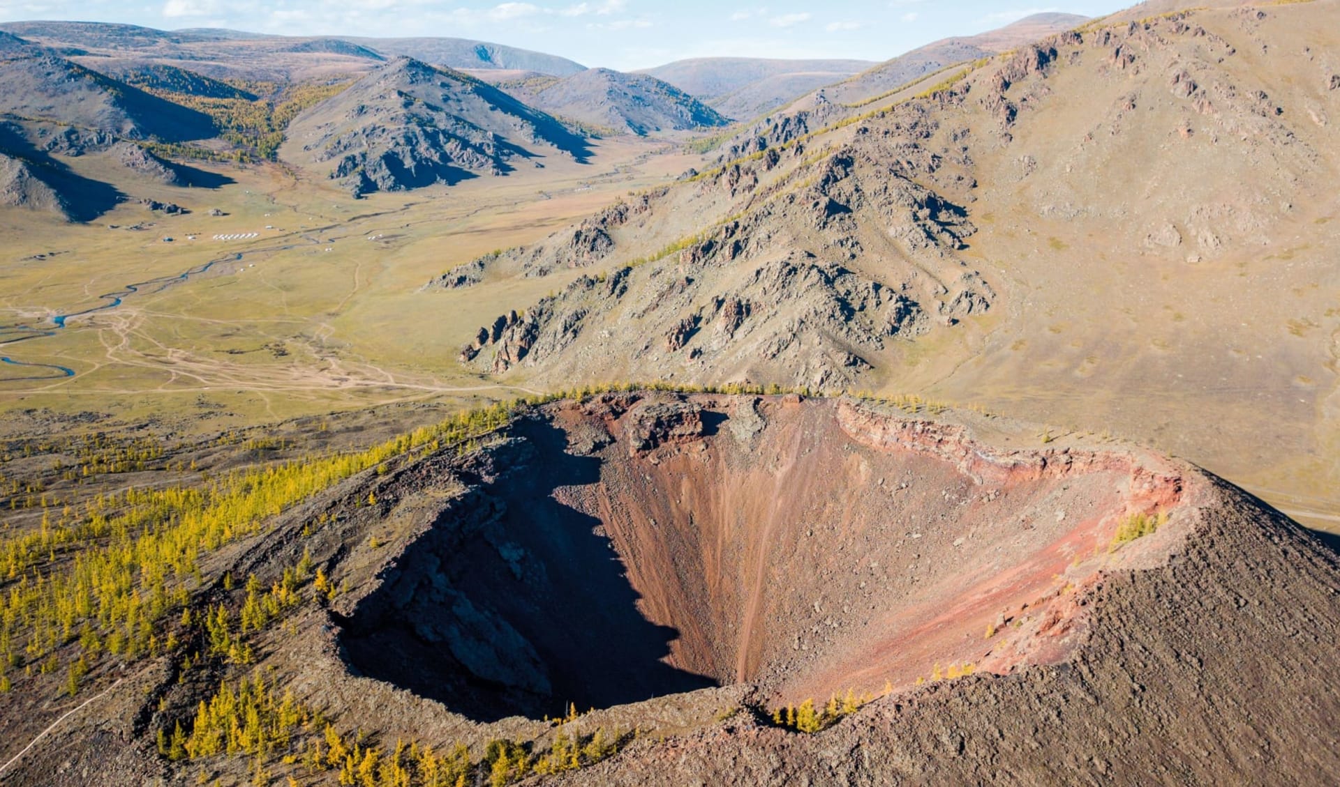 Vulkane und Klöster ab Ulaanbaatar: MN_Vulkan Khorgo_shutterstock_1212155158_Daniel Karfik