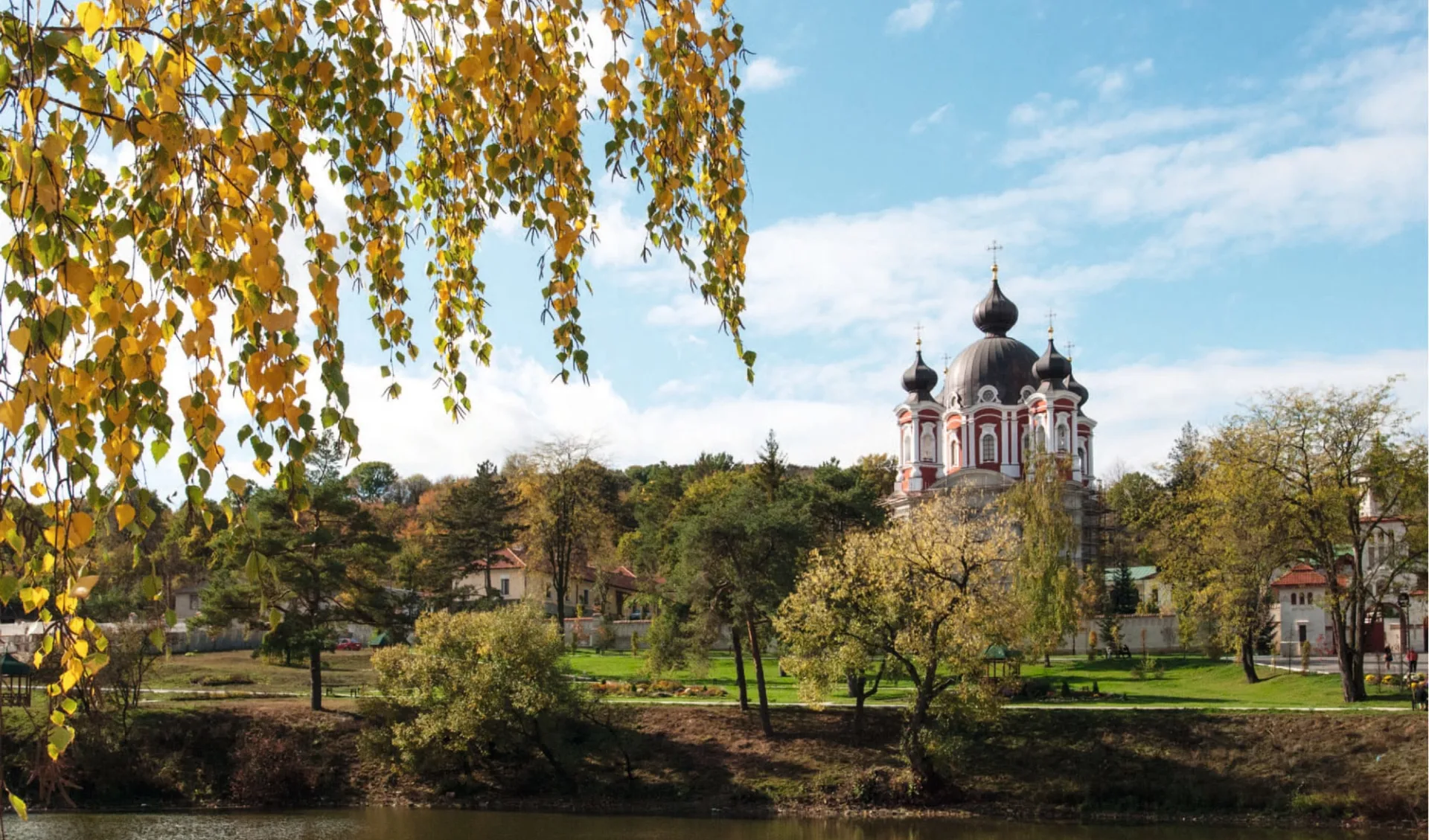 Ein Land voller Überraschungen ab Chisinau: Moldawien_Curchi-Kloster_Agenturbild